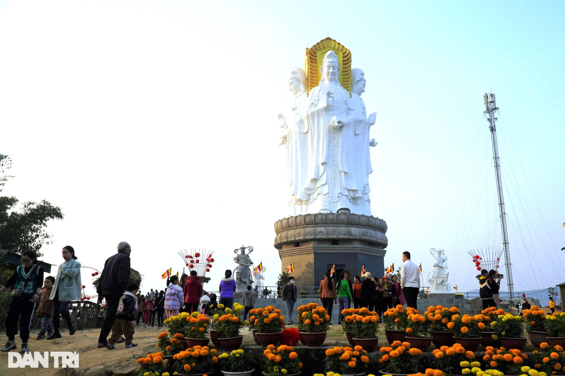 Glass bridge supported by a giant hand, first appeared in Thanh Hoa - 5
