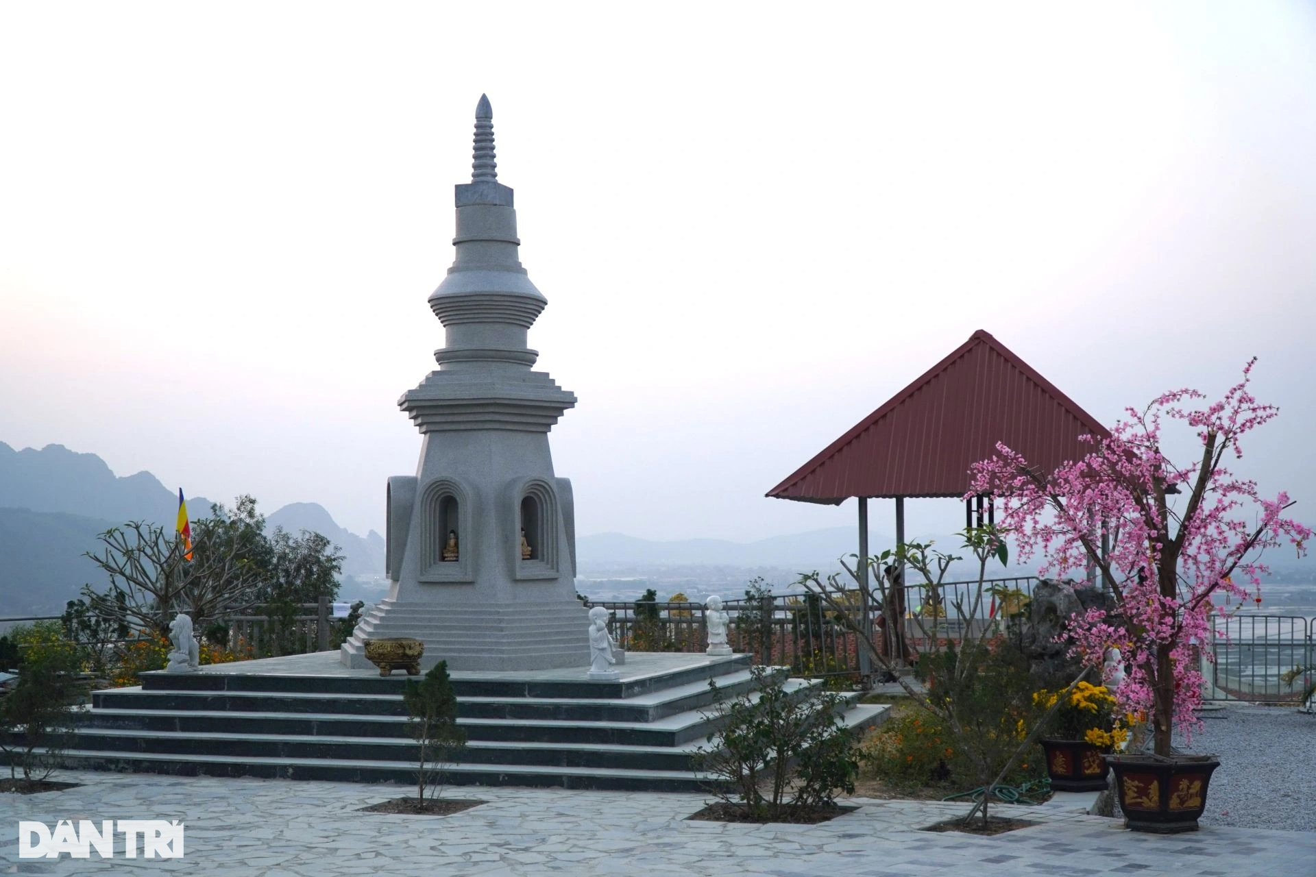 Glass bridge supported by a giant hand, first appeared in Thanh Hoa - 4