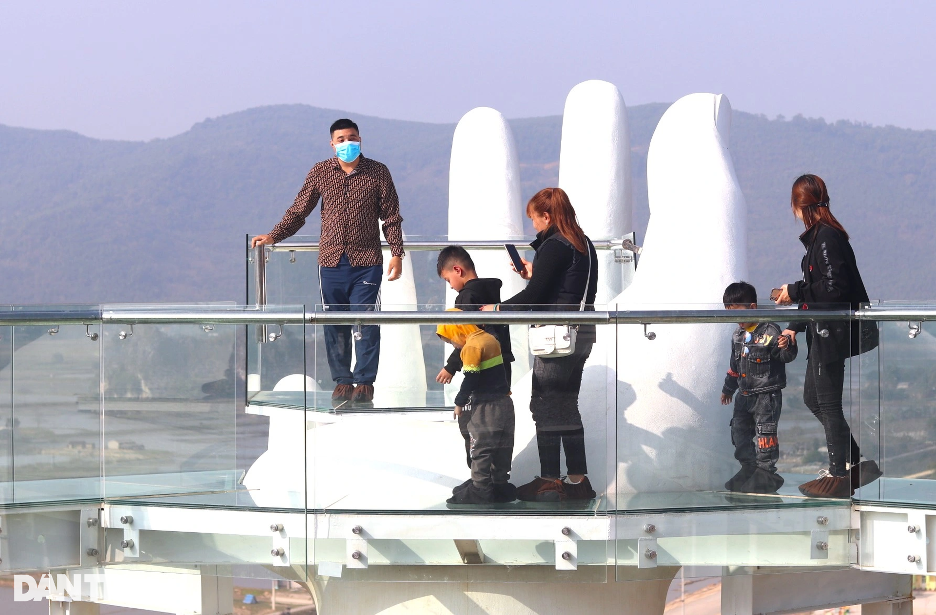 Glass bridge supported by a giant hand, first appeared in Thanh Hoa - 8
