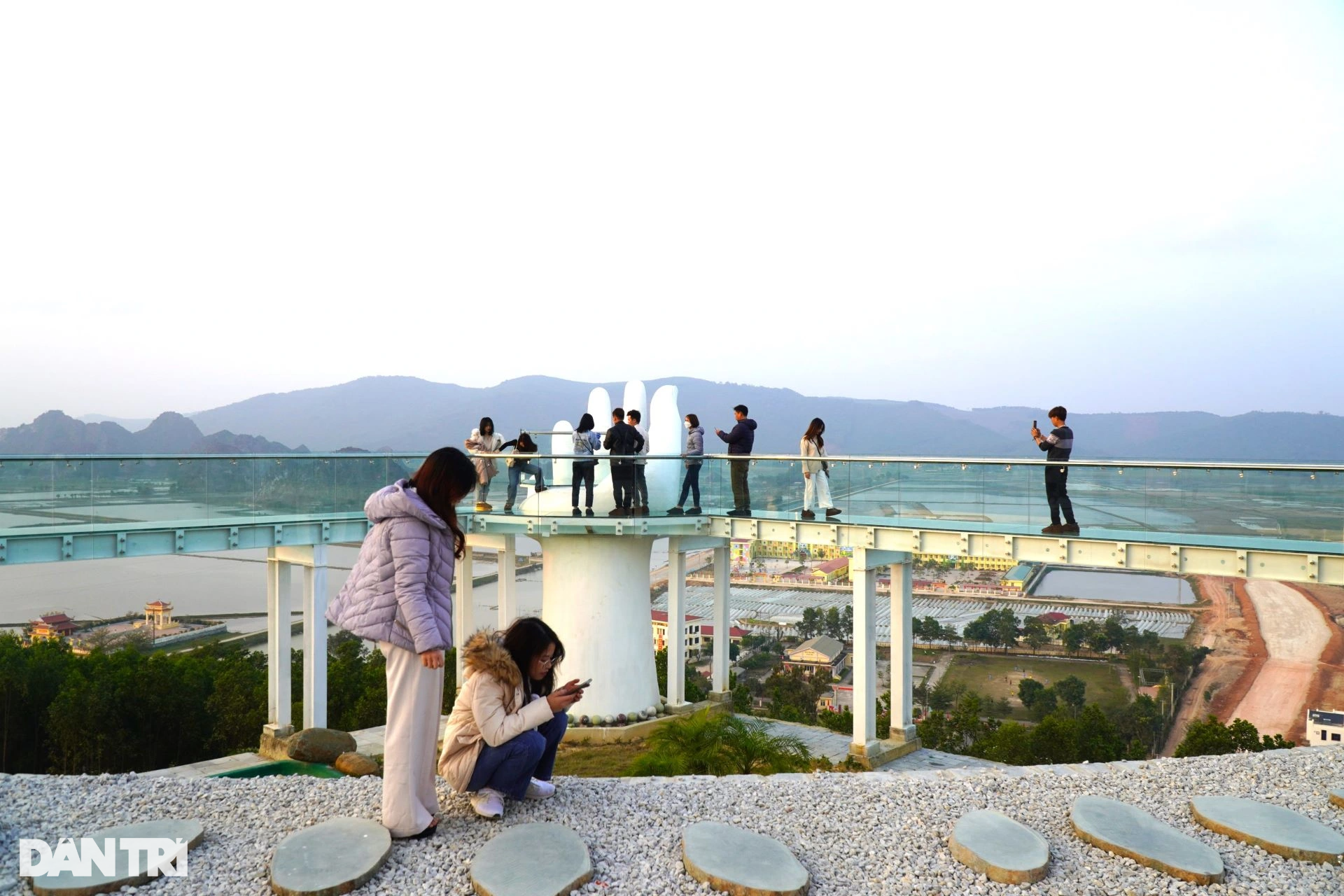 Glass bridge supported by a giant hand, first appeared in Thanh Hoa - 9