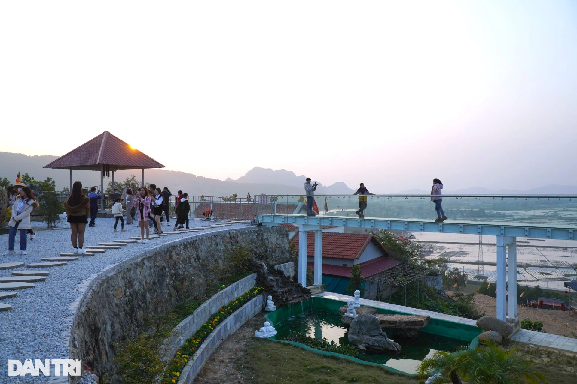 Glass bridge supported by a giant hand, first appeared in Thanh Hoa - 11