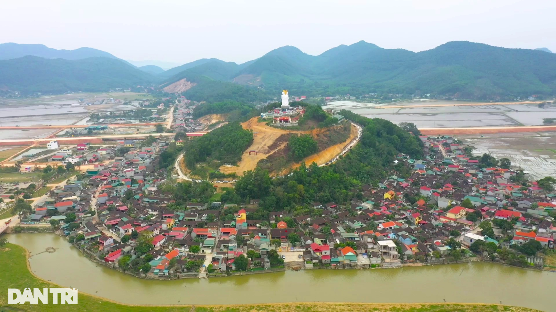 Glass bridge supported by a giant hand, first appeared in Thanh Hoa - 1