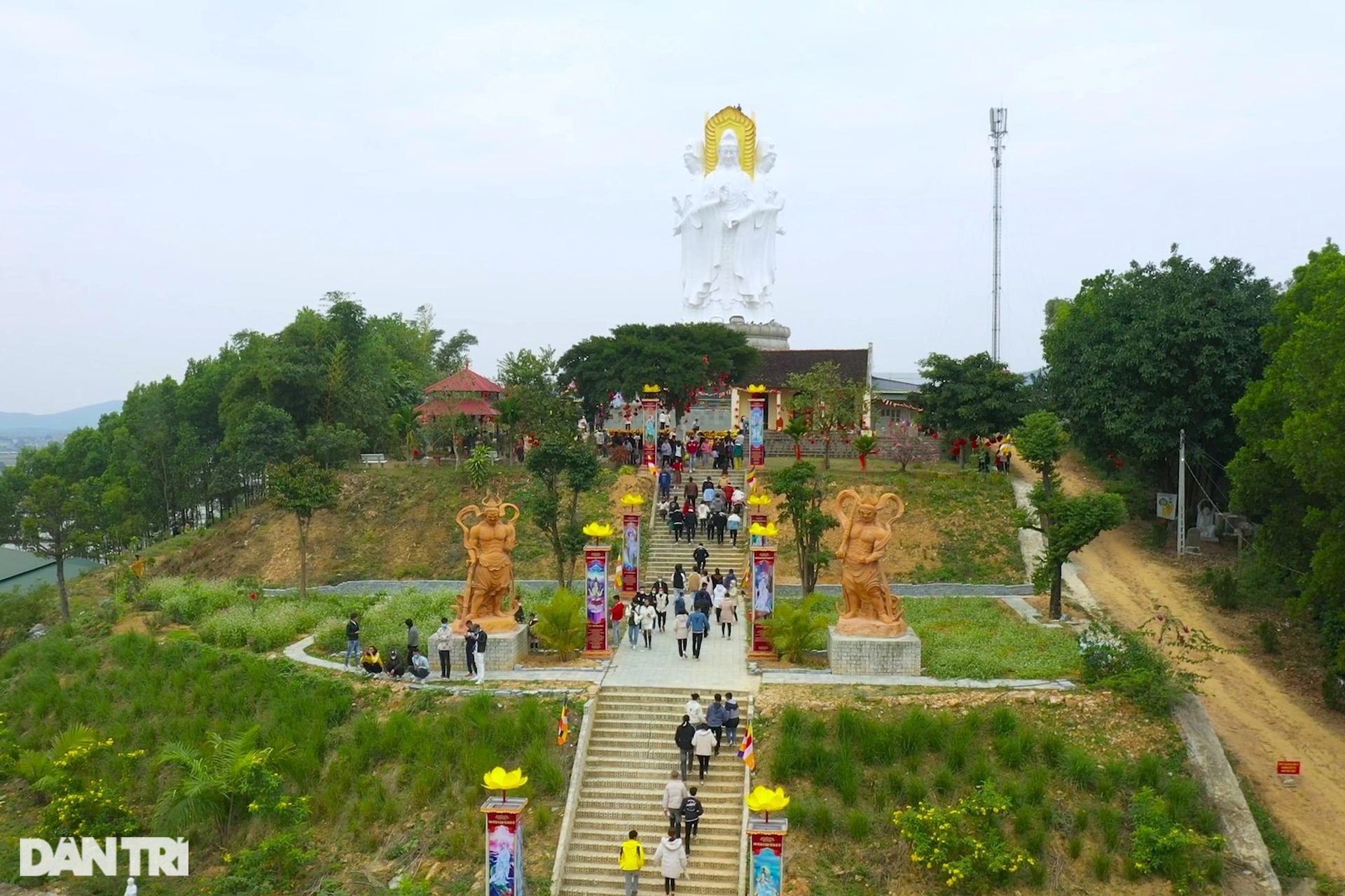 Glass bridge supported by a giant hand, first appeared in Thanh Hoa - 13