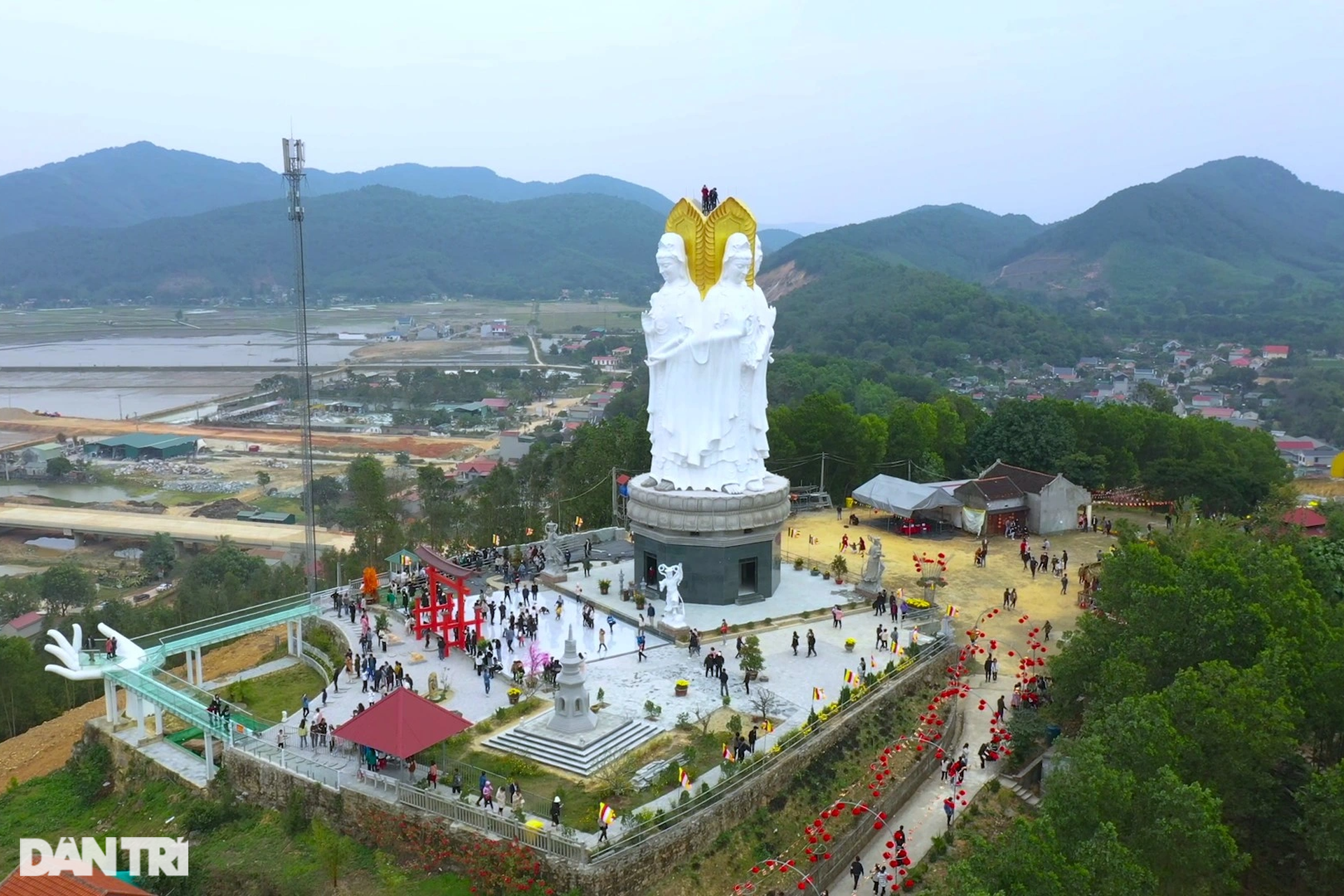 Glass bridge supported by a giant hand, first appeared in Thanh Hoa - 3