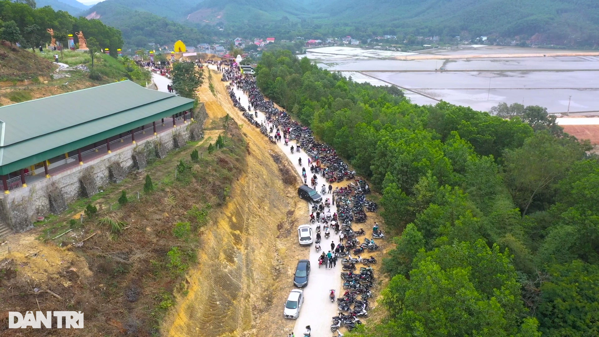 Glass bridge supported by a giant hand, first appeared in Thanh Hoa - 7