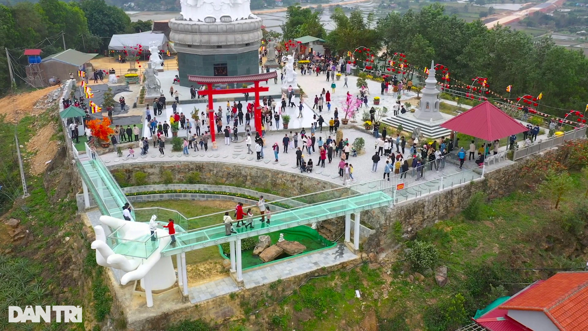Glass bridge supported by a giant hand, first appeared in Thanh Hoa - 6