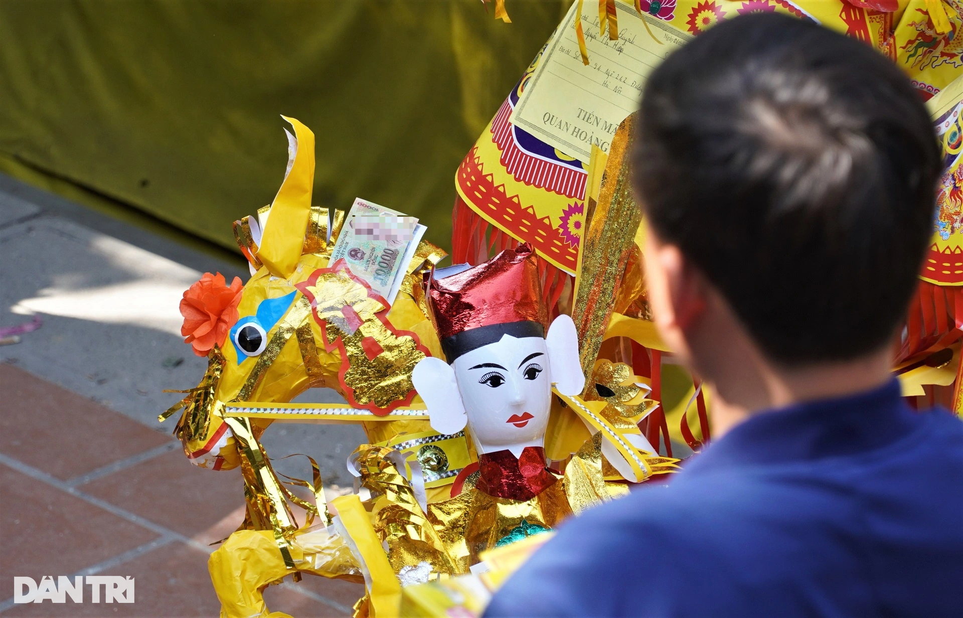 Đua nhau đốt ngựa giấy khủng xin lộc tại ngôi đền nổi tiếng linh thiêng - 5 Đua nhau đốt ngựa giấy khủng xin lộc tại ngôi đền nổi tiếng linh thiêng - 5