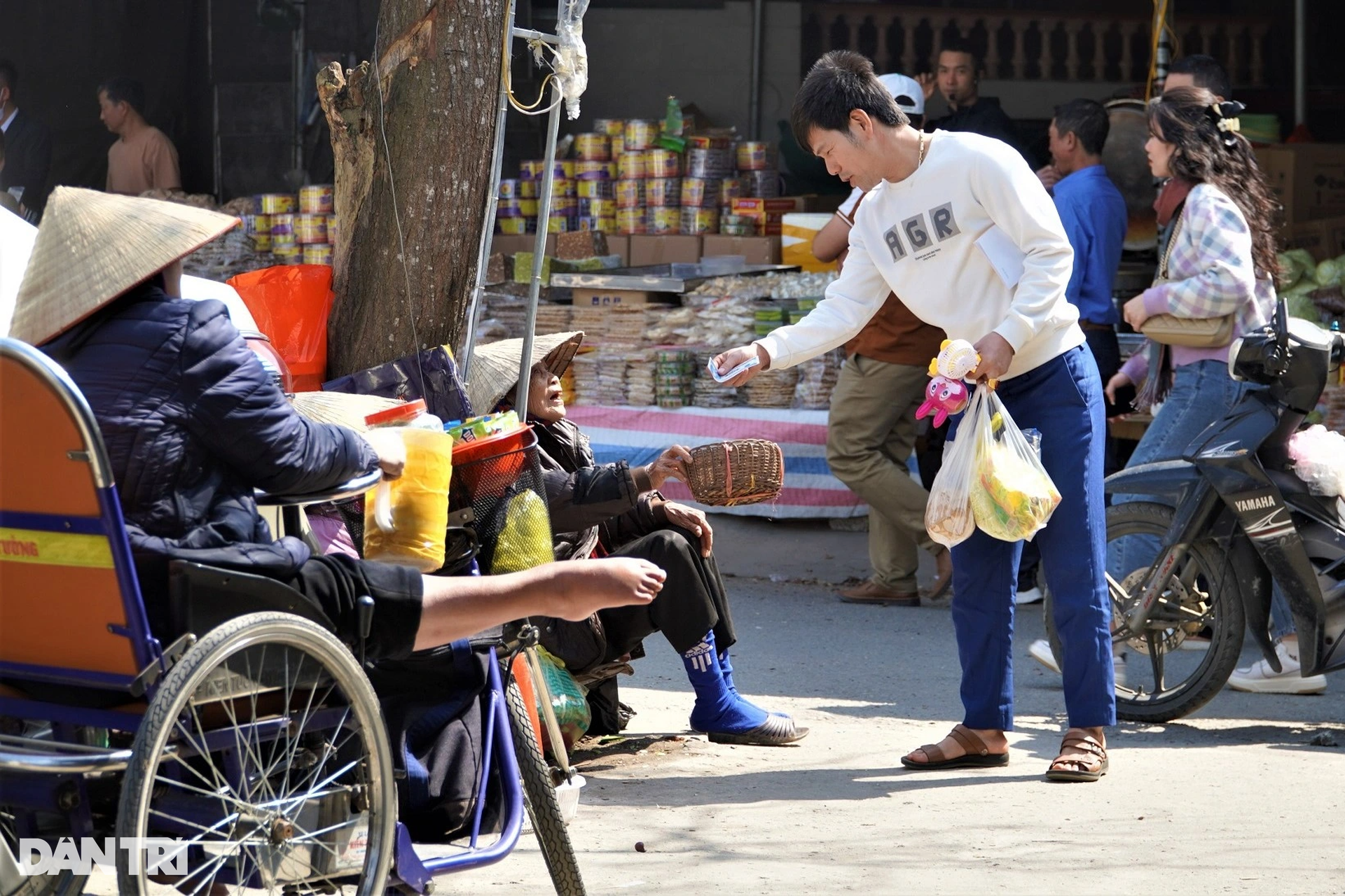 Đua nhau đốt ngựa giấy khủng xin lộc tại ngôi đền nổi tiếng linh thiêng - 14 Đua nhau đốt ngựa giấy khủng xin lộc tại ngôi đền nổi tiếng linh thiêng - 14