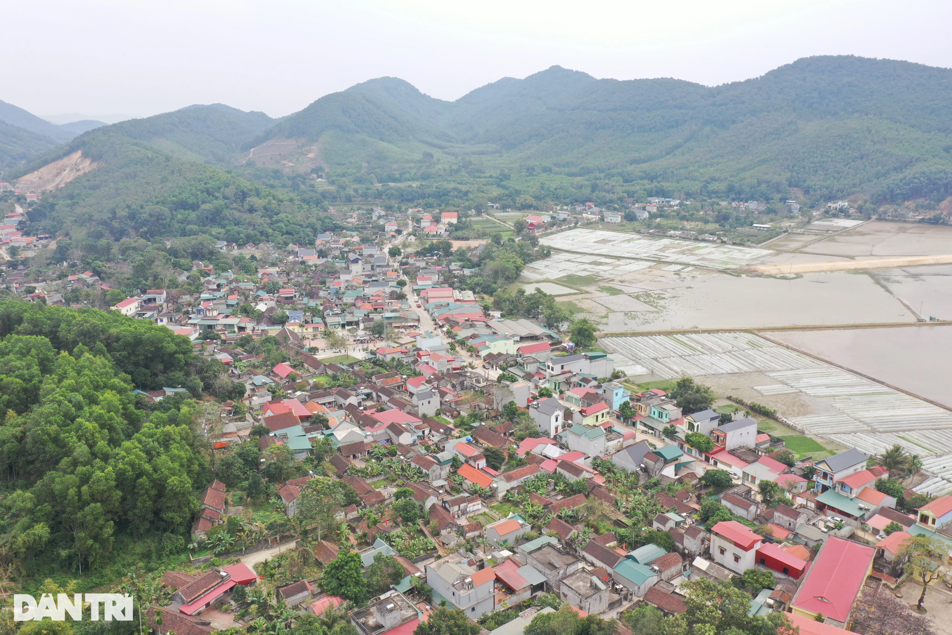 Glass bridge supported by a giant hand, first appeared in Thanh Hoa - 12