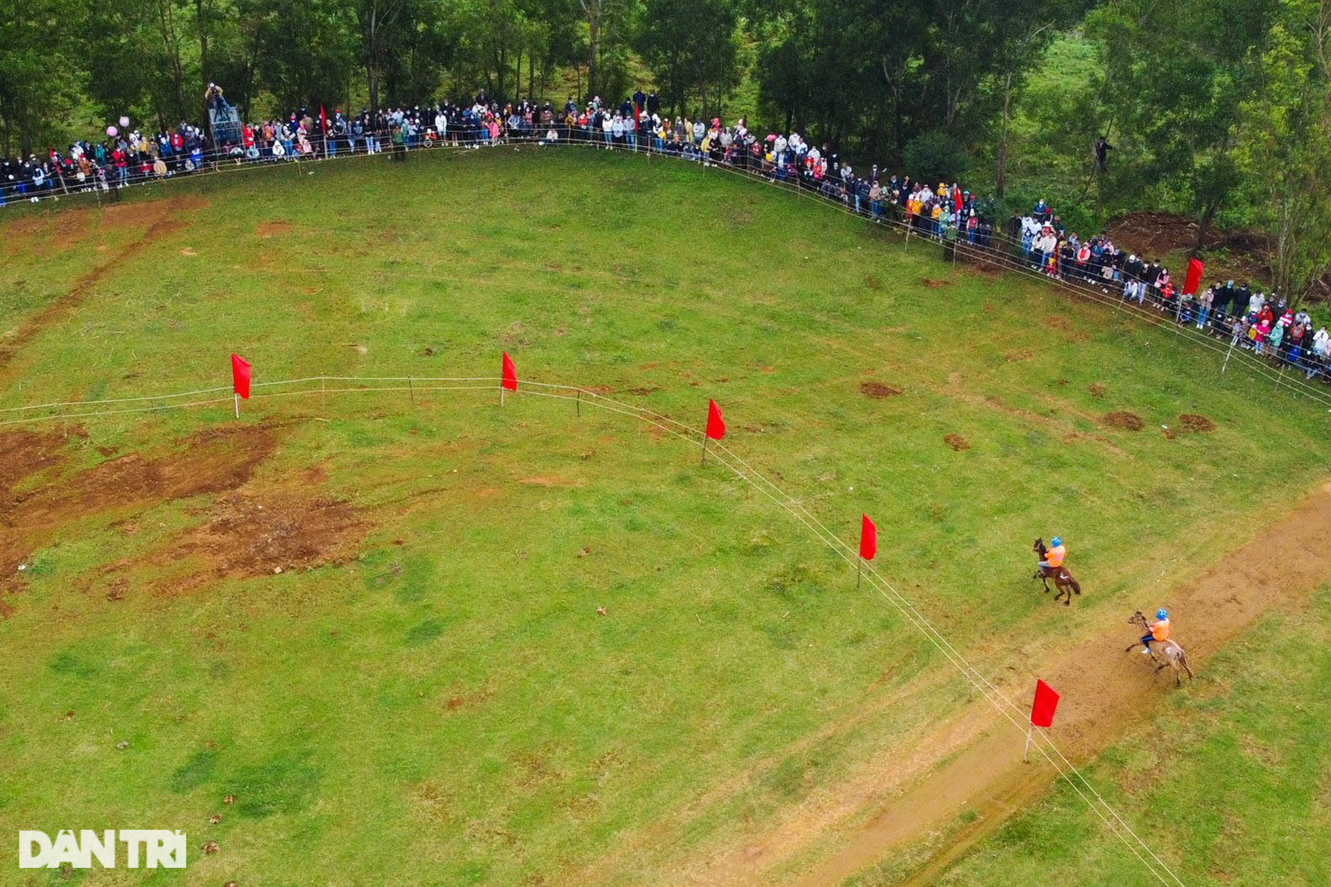 Thousands of people enjoy watching farmers race horses in Go Thi Thung festival - 2