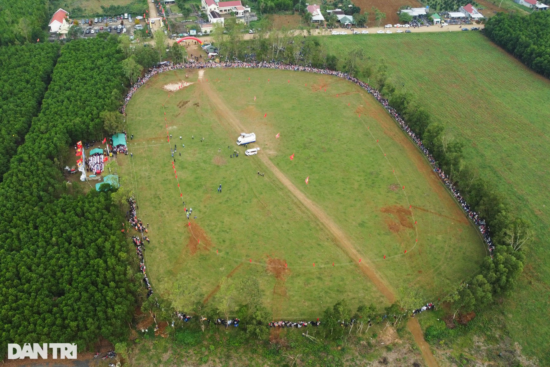 Thousands of people enjoy watching farmers race horses in Go Thi Thung festival - 1