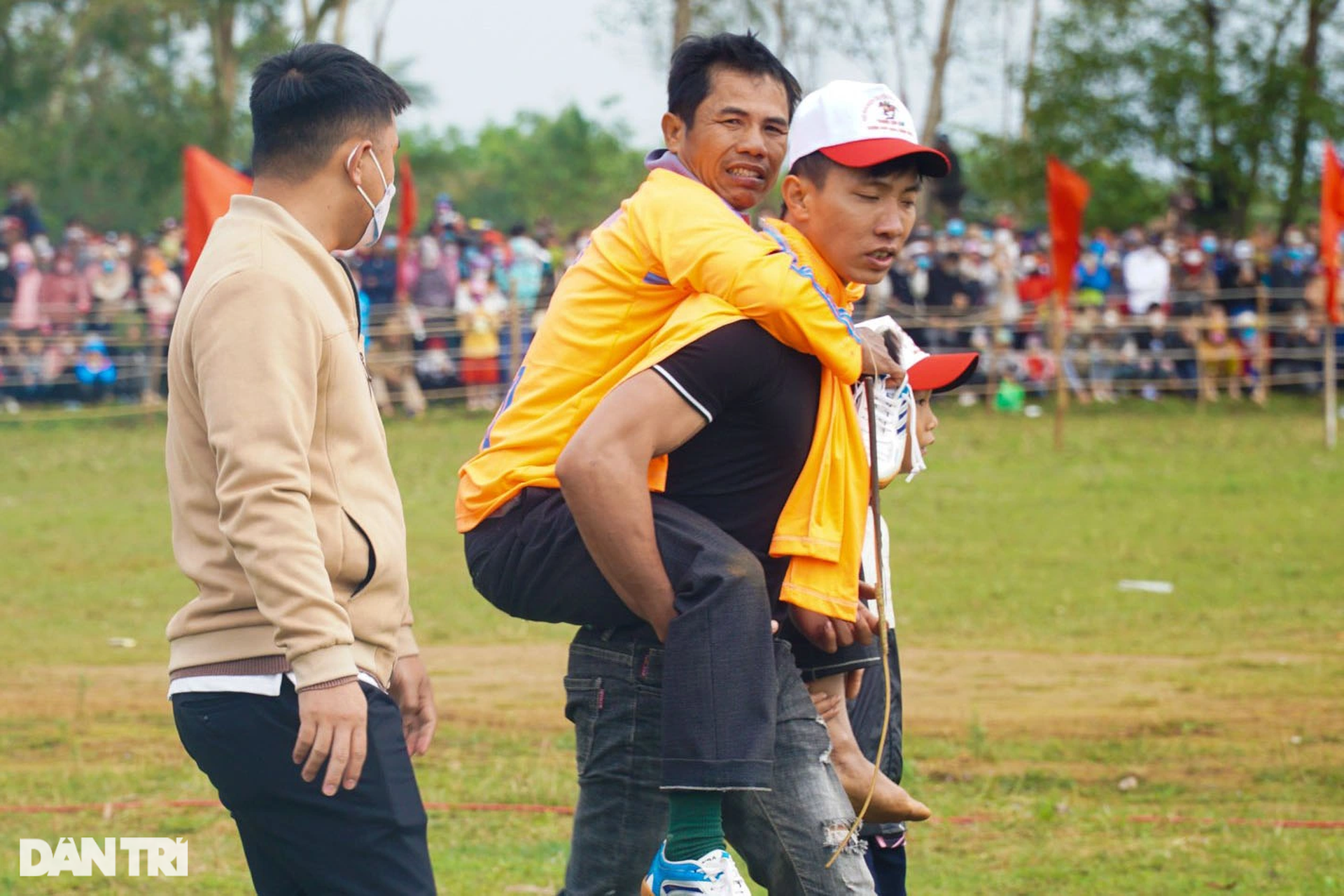 Thousands of people enjoy watching farmers race horses in Go Thi Thung festival - 6