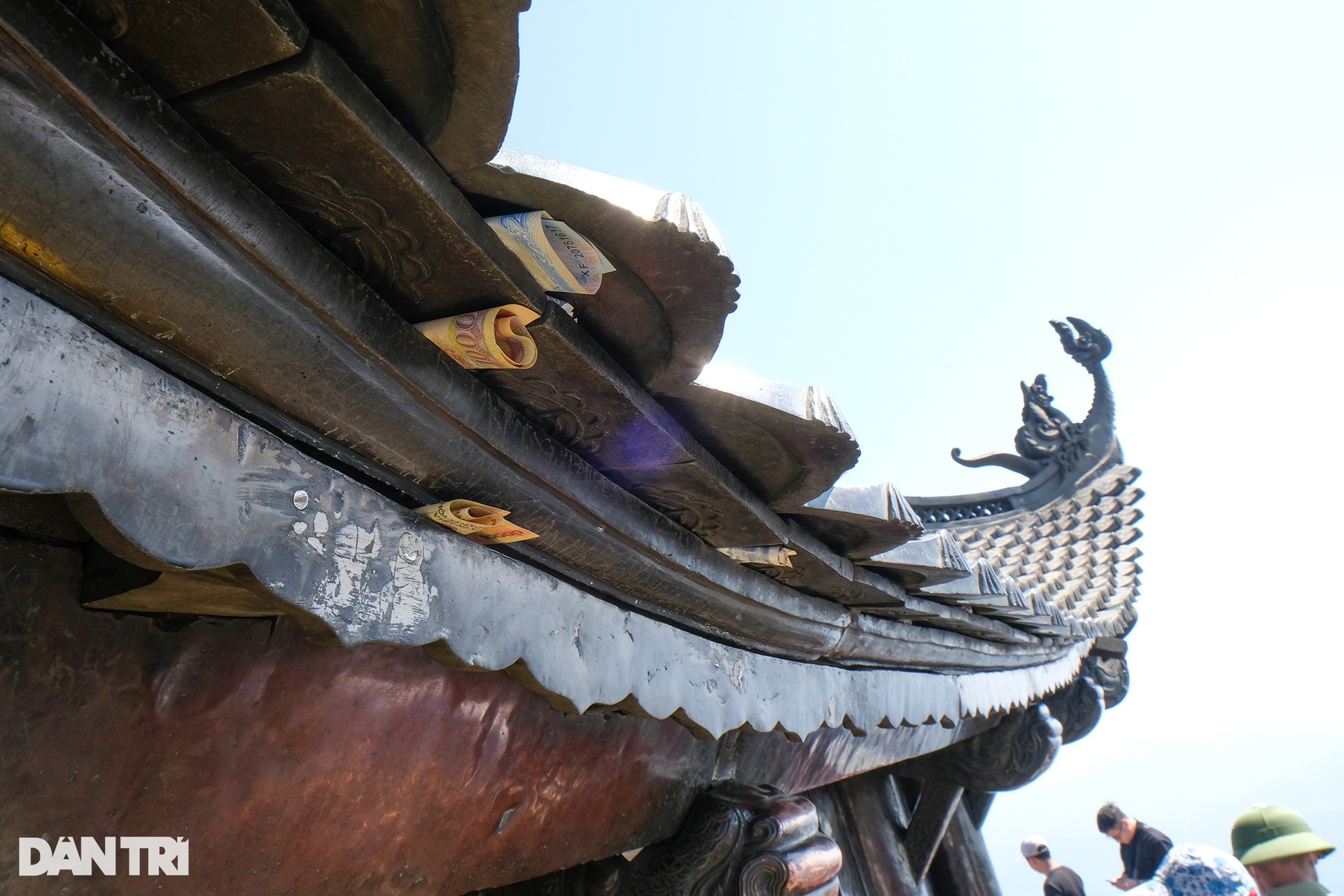 Du khách đua nhau xoa tiền lên chùa đồng Yên Tử để cầu May - 7