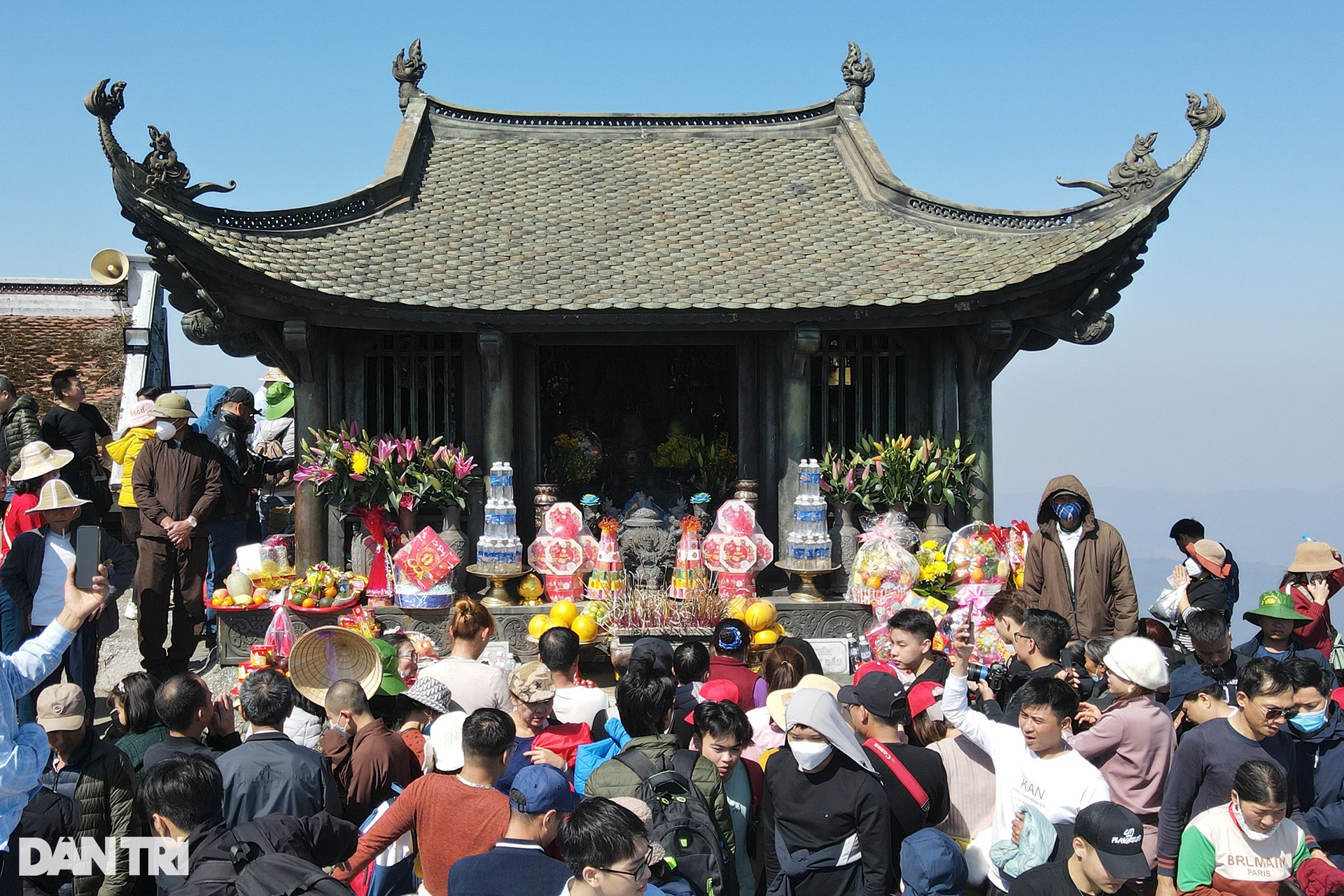 Du khách đua nhau xoa tiền lên chùa đồng Yên Tử để cầu may - 3