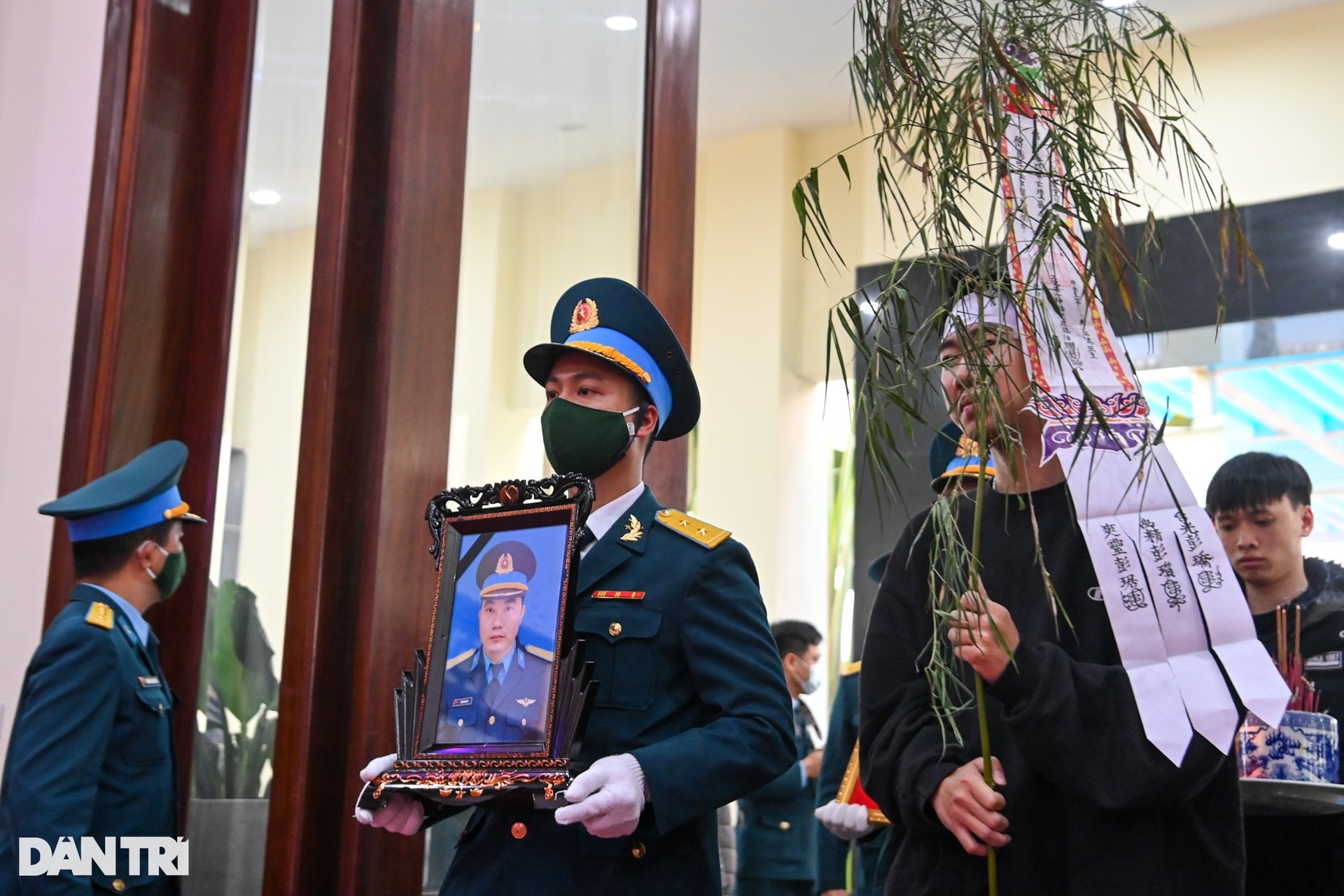 Đồng đội, gia đình đón phi công Su-22 hy sinh: Duy ơi, về nhà rồi - 6 Đồng đội, gia đình đón phi công Su-22 hy sinh: Duy ơi, về nhà rồi - 6