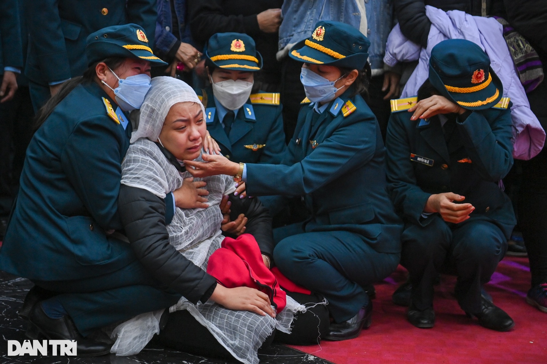 Đồng đội, gia đình đón phi công Su-22 hy sinh: Duy ơi, về nhà rồi - 11 Đồng đội, gia đình đón phi công Su-22 hy sinh: Duy ơi, về nhà rồi - 11