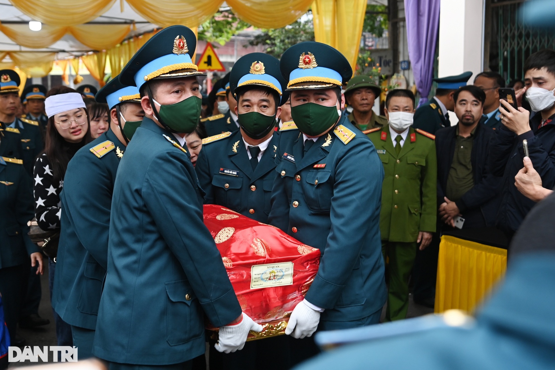 Xúc động tiễn biệt Thiếu tá phi công Trần Ngọc Duy về đất mẹ - 7