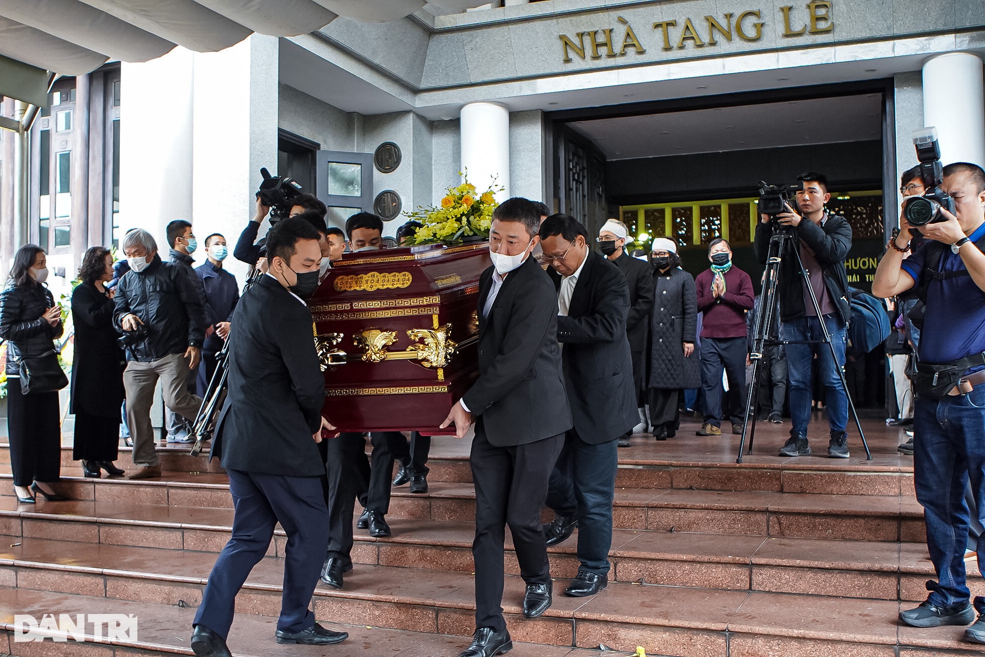 NS Đặng Thái Sơn chơi Hành khúc tang lễ tiễn biệt mẹ - NGND Thái Thị Liên - 17 NS Đặng Thái Sơn chơi Hành khúc tang lễ tiễn biệt mẹ - NGND Thái Thị Liên - 17