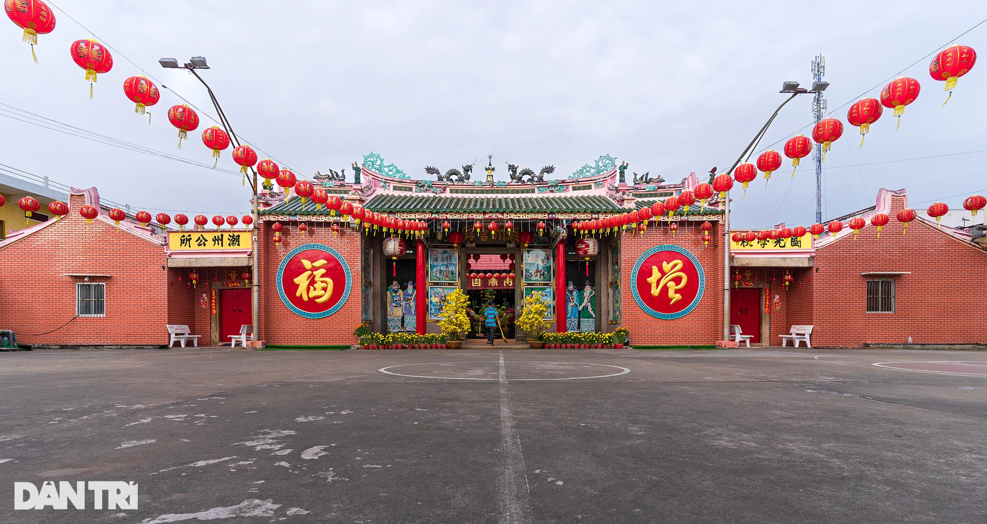 Hundreds of colorful lanterns inside the famous Soc Trang pagoda - 1