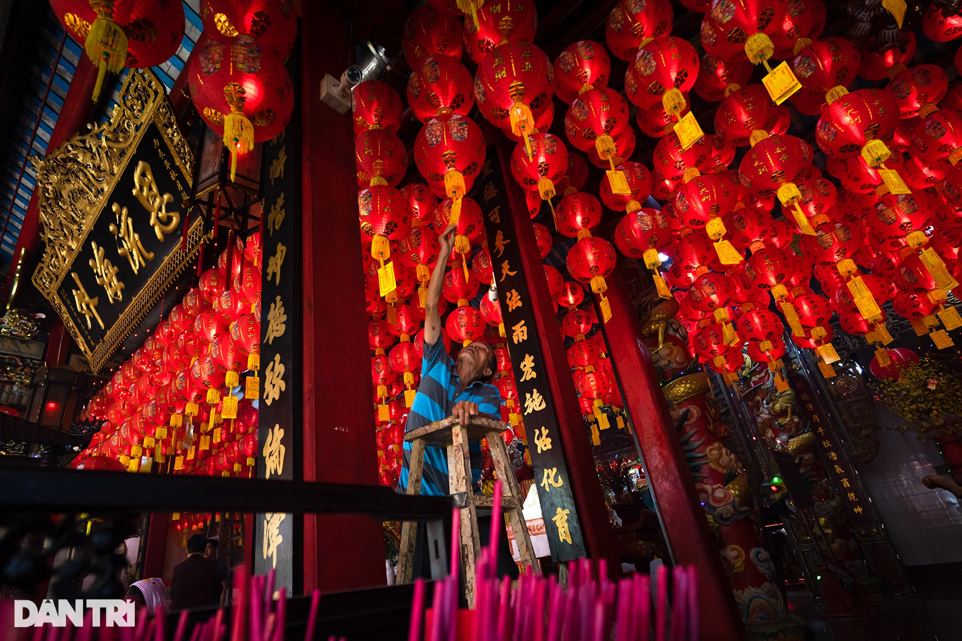 Hundreds of bright red lanterns inside the famous Soc Trang temple - 8