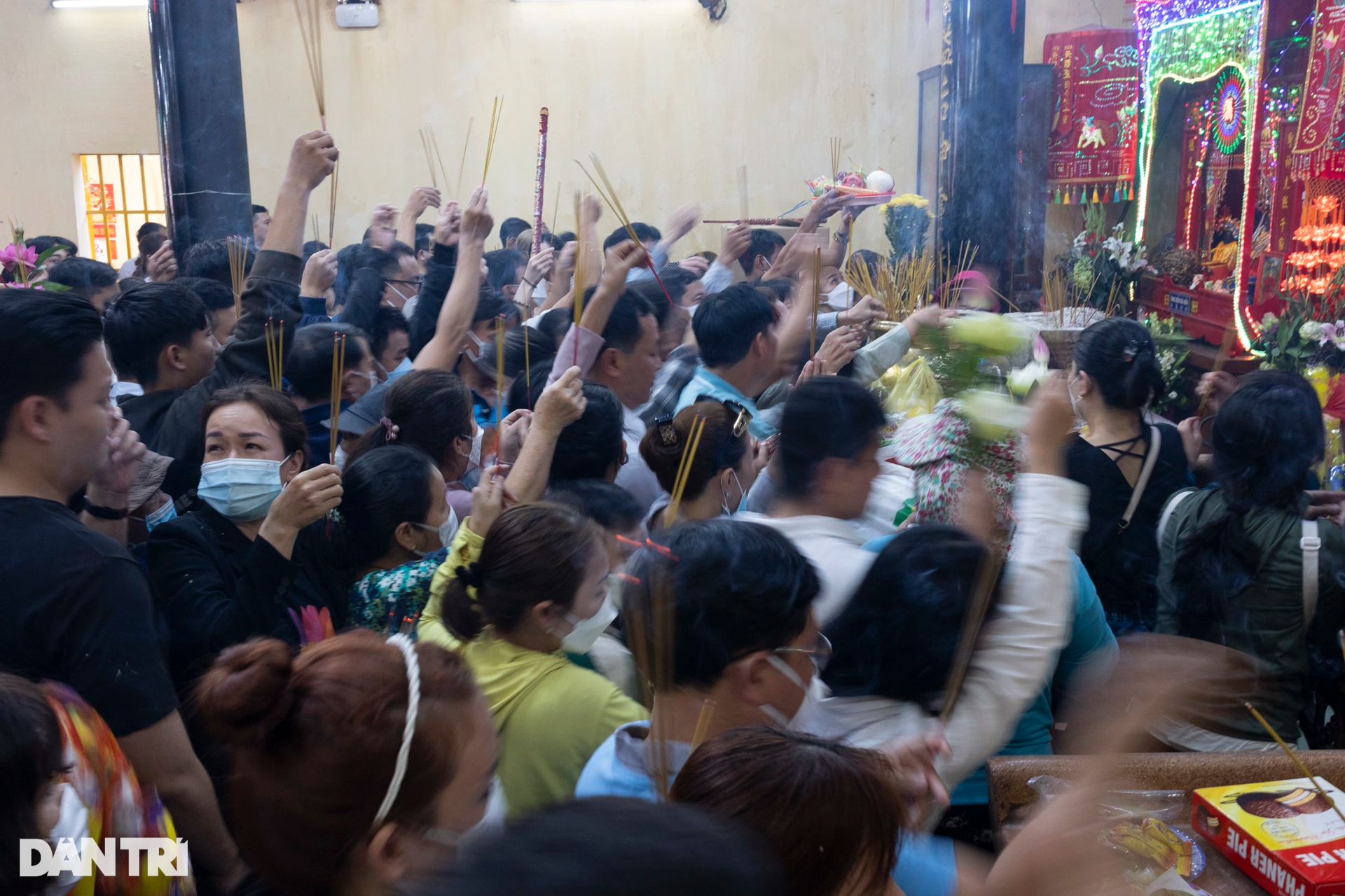 Thousands of people overnight visit Ba Thien Hau pagoda in Binh Duong - 1