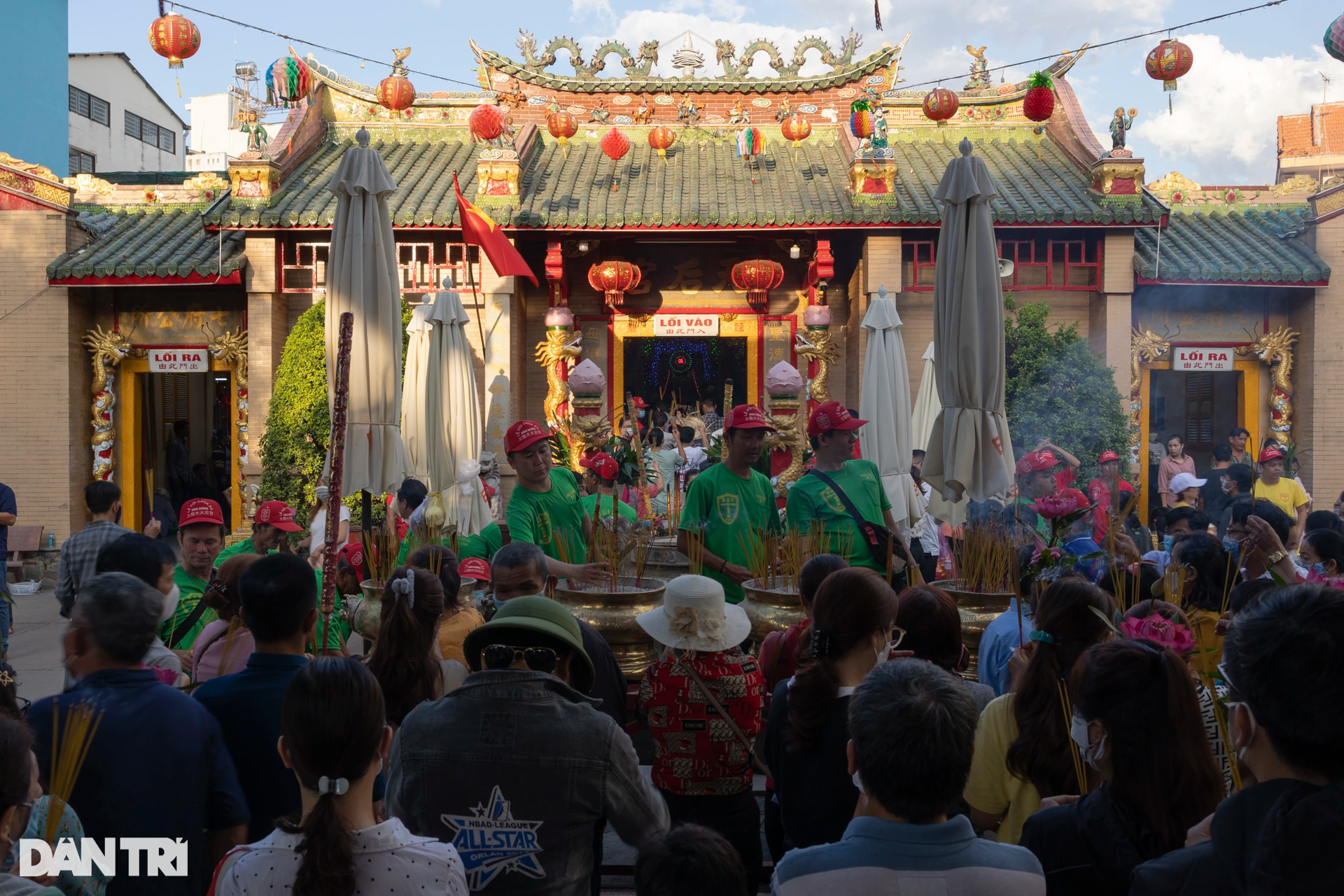 Thousands of people overnight visit Ba Thien Hau pagoda in Binh Duong - 2