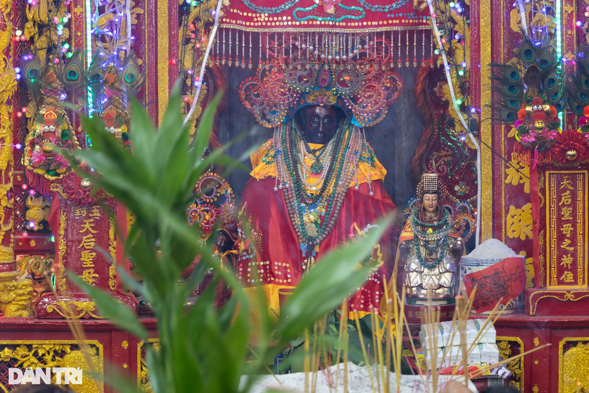 Thousands of people overnight visit Ba Thien Hau pagoda in Binh Duong - 3