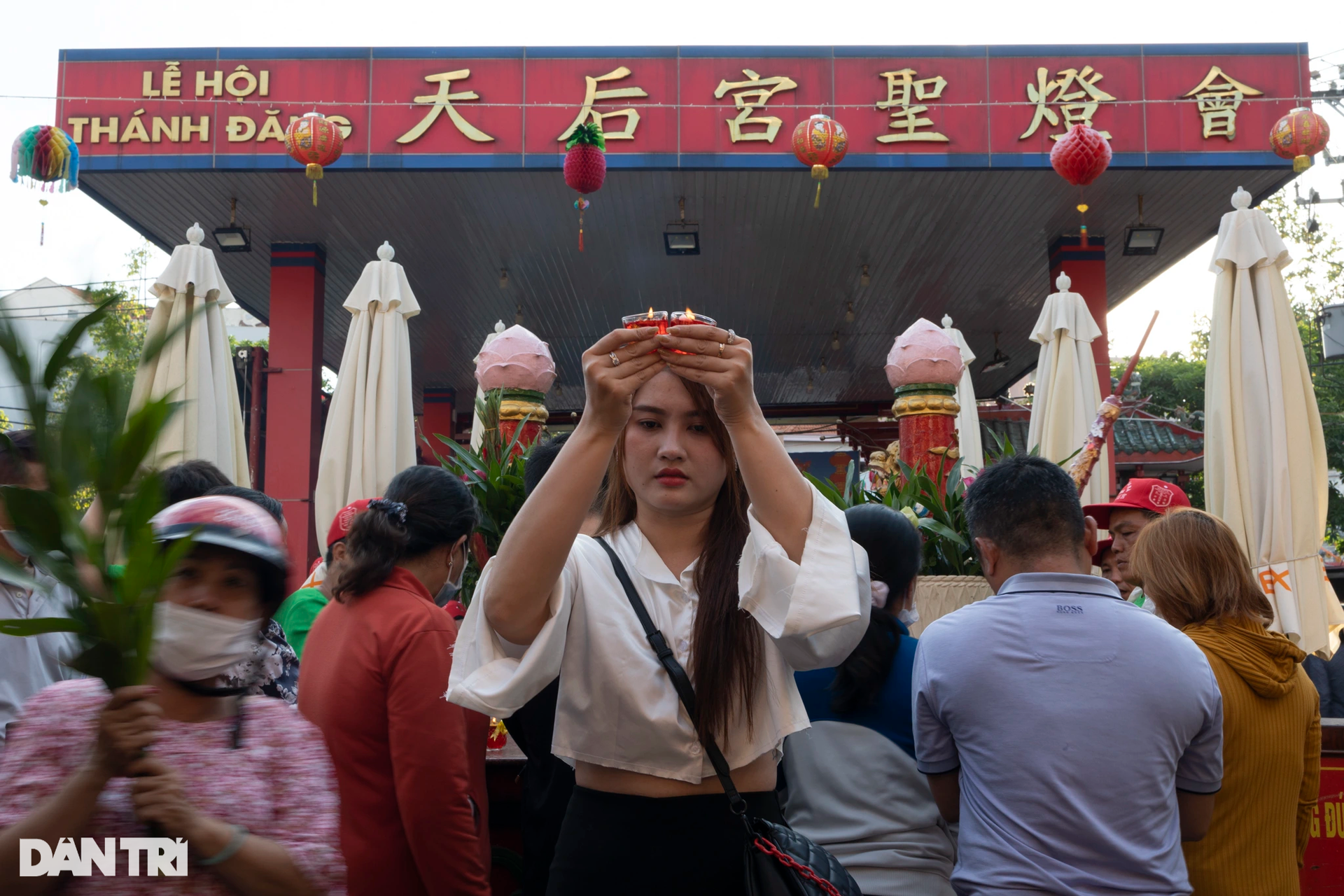 Thousands of people overnight visit Ba Thien Hau pagoda in Binh Duong - 4