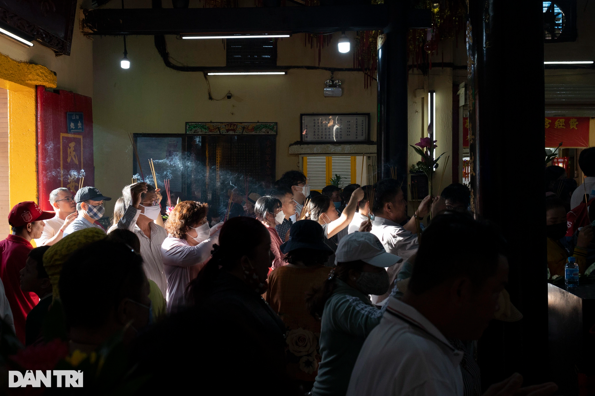 Thousands of people overnight visit Ba Thien Hau pagoda in Binh Duong - 6