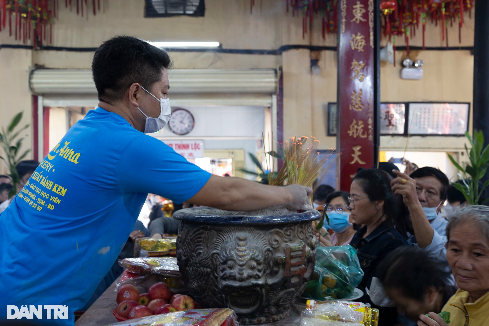 Thousands of people overnight visit Ba Thien Hau pagoda in Binh Duong - 7