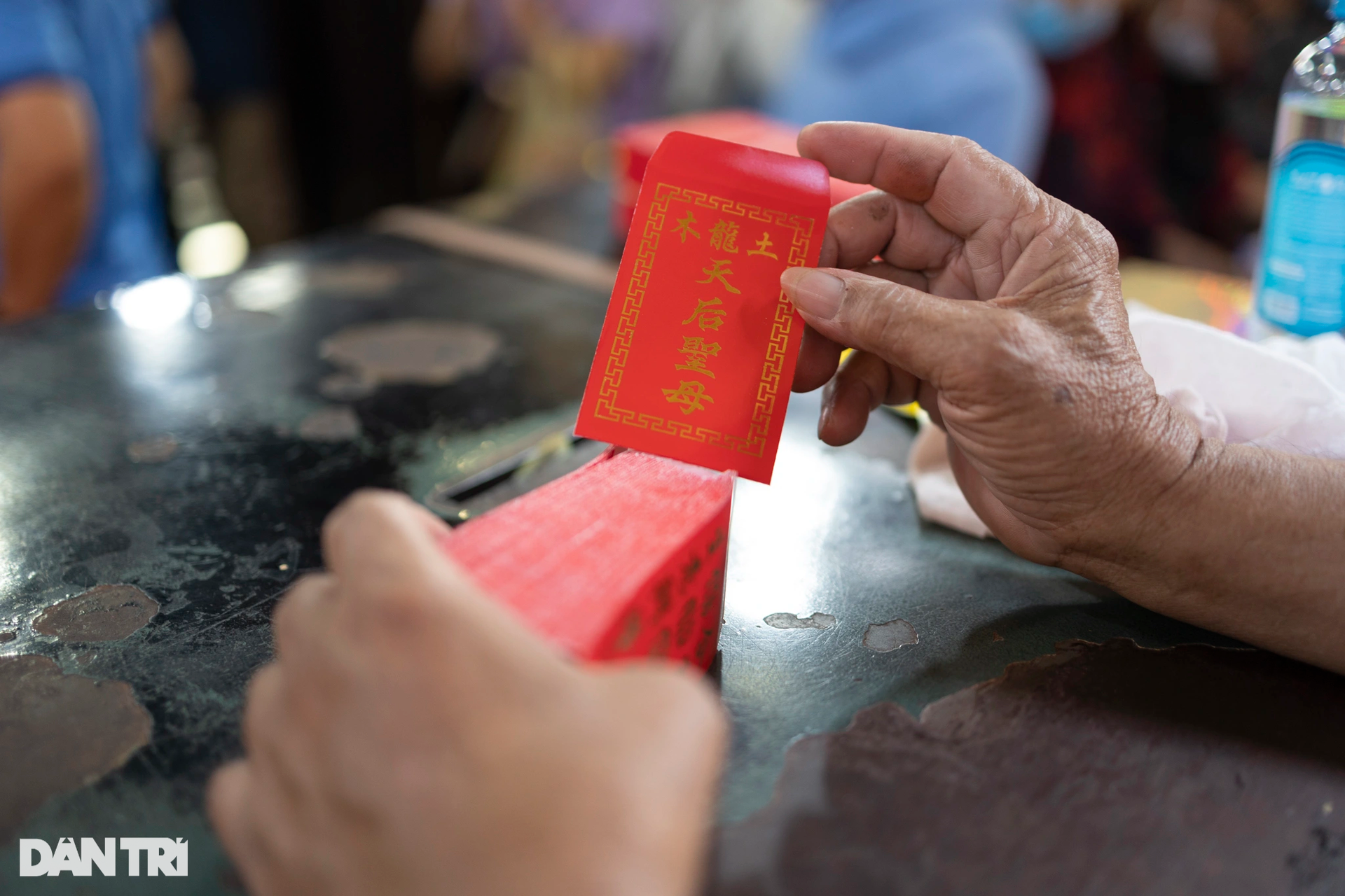 Thousands of people overnight visit Ba Thien Hau pagoda in Binh Duong - 8