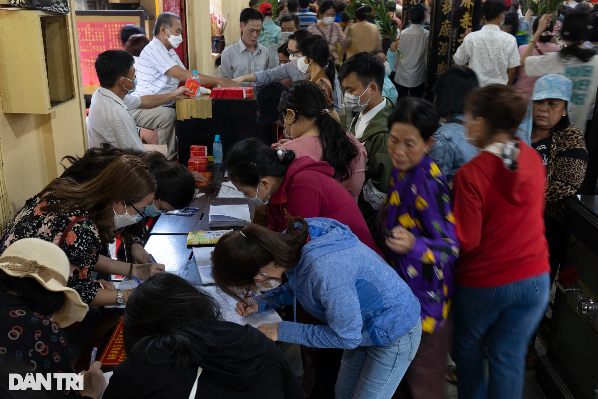 Thousands of people overnight visit Ba Thien Hau pagoda in Binh Duong - 9