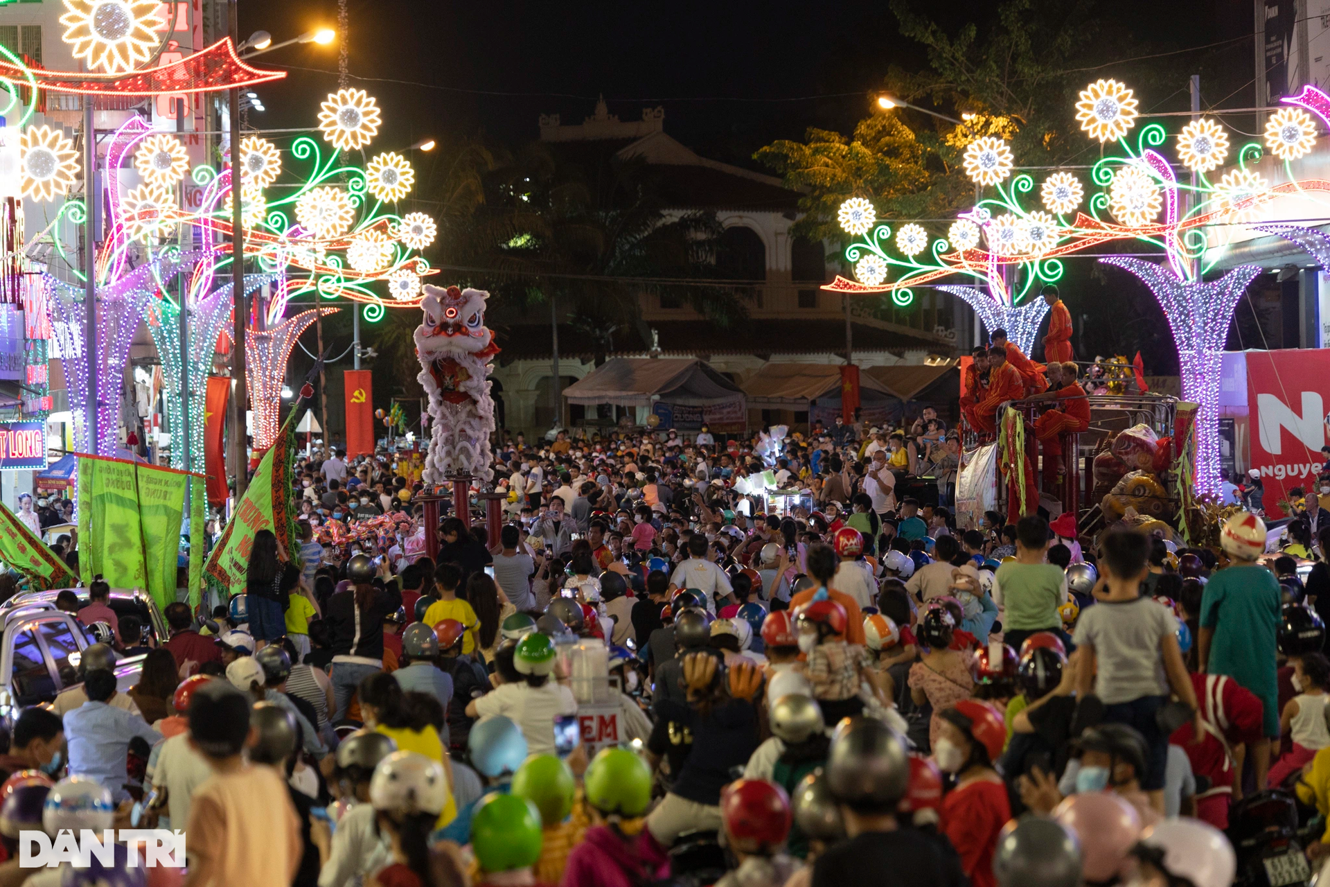 Thousands of people overnight visit Ba Thien Hau pagoda in Binh Duong - 12