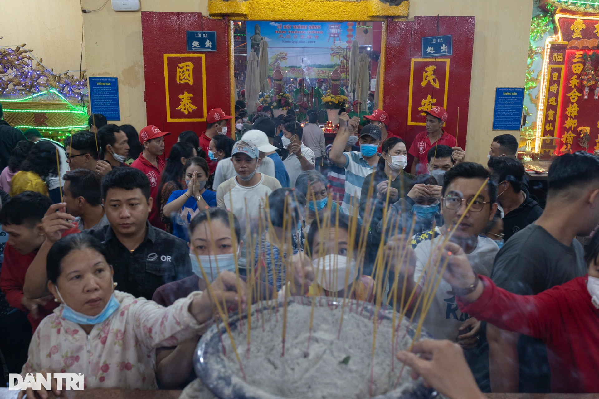 Thousands of people overnight visit Ba Thien Hau pagoda in Binh Duong - 13