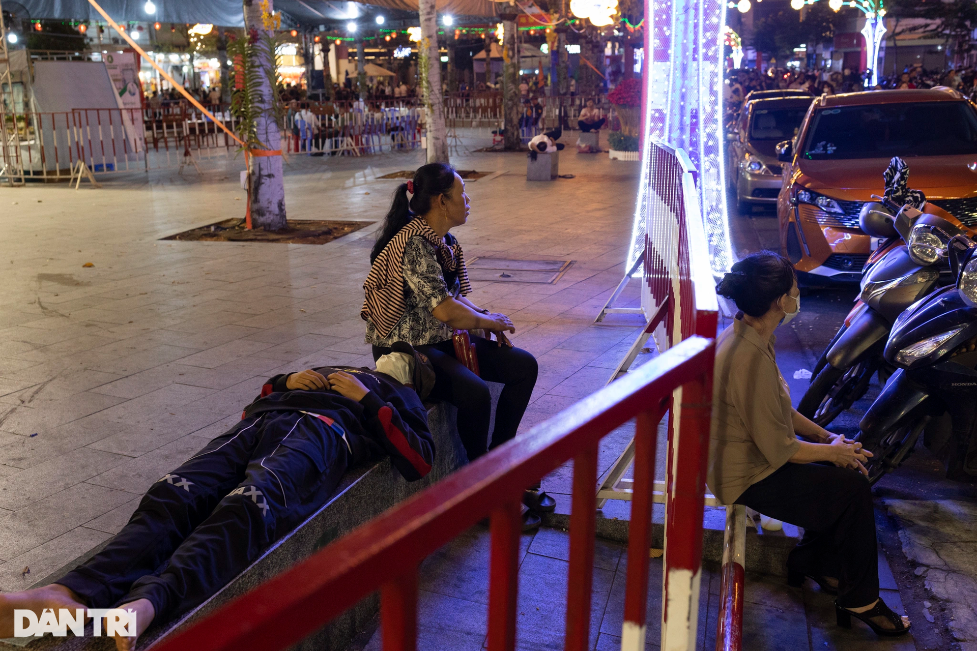 Thousands of people overnight visit Ba Thien Hau pagoda in Binh Duong - 14