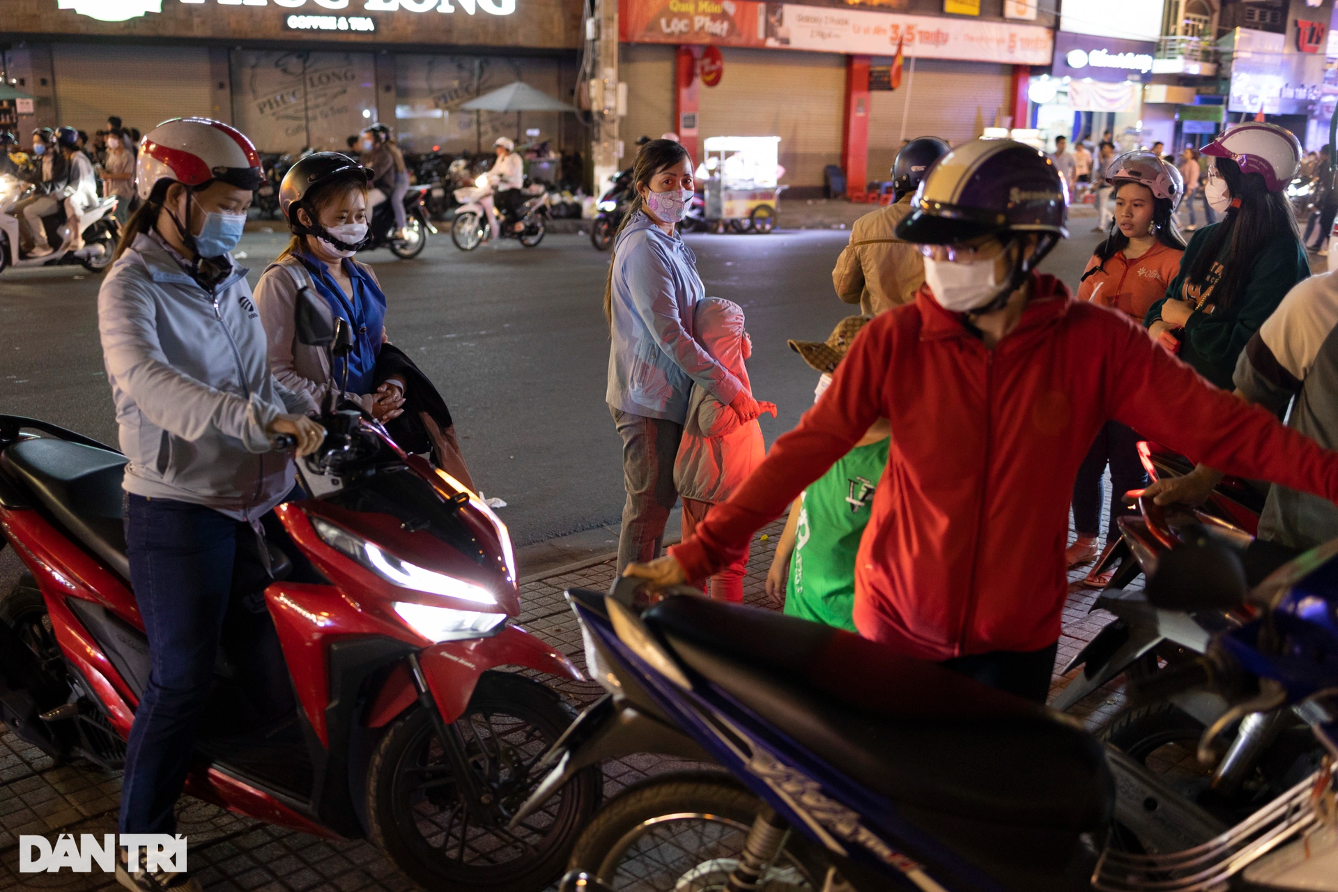 Thousands of people overnight visit Ba Thien Hau pagoda in Binh Duong - 15