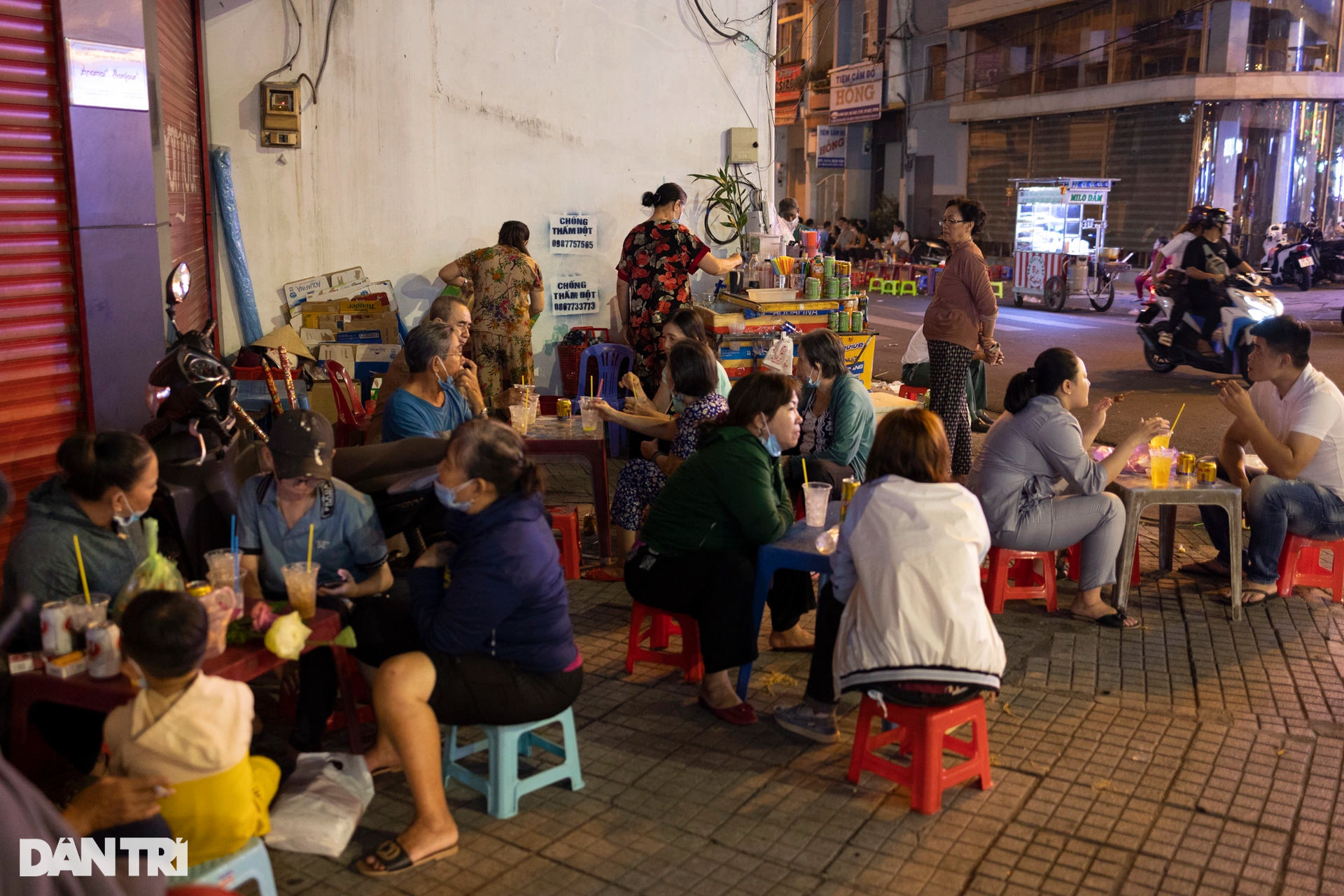 Thousands of people overnight visit Ba Thien Hau pagoda in Binh Duong - 16