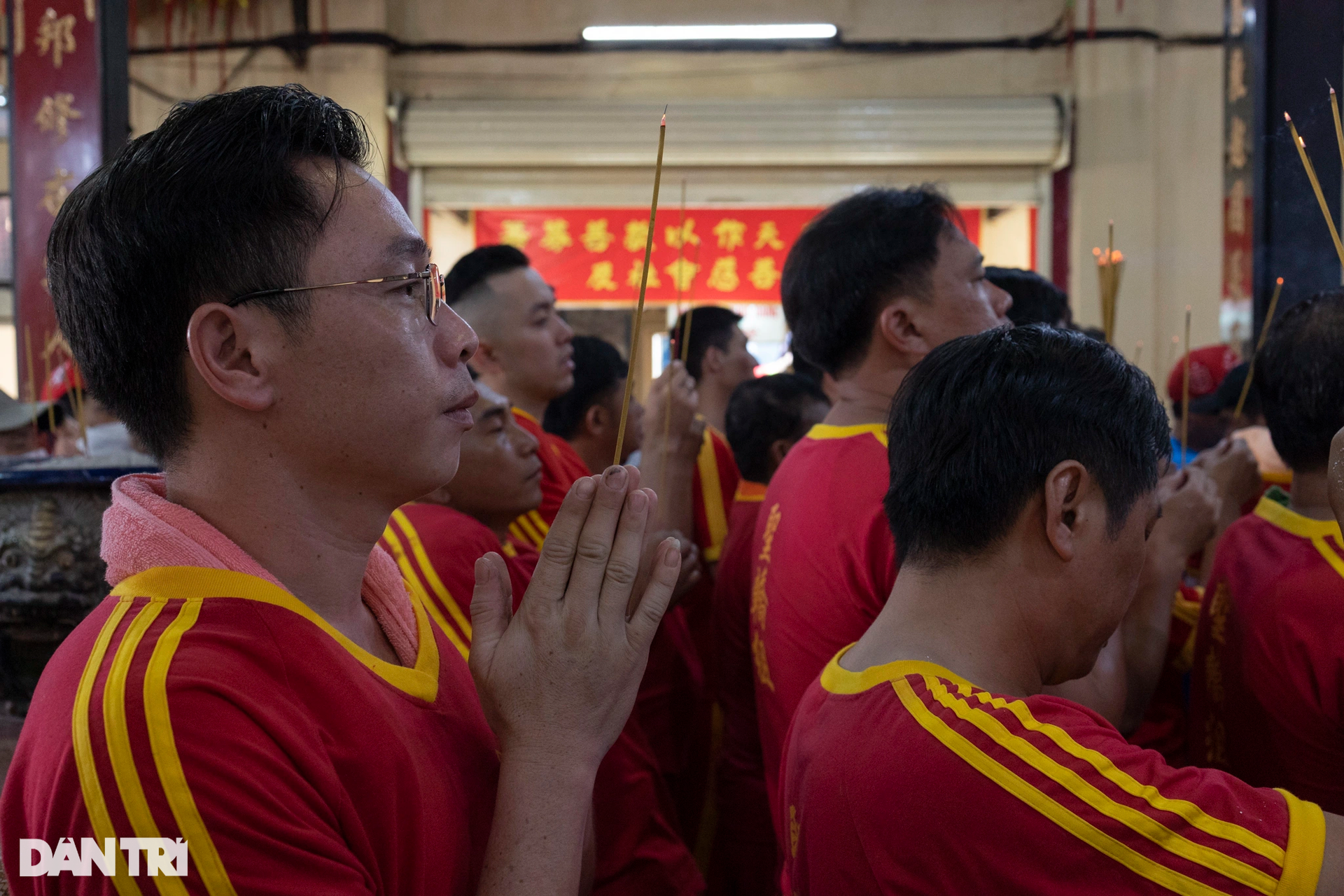 Người dân ngất xỉu khi chen chúc tại lễ rước kiệu Bà ở Bình Dương - 4 Người dân ngất xỉu khi chen chúc tại lễ rước kiệu Bà ở Bình Dương - 4