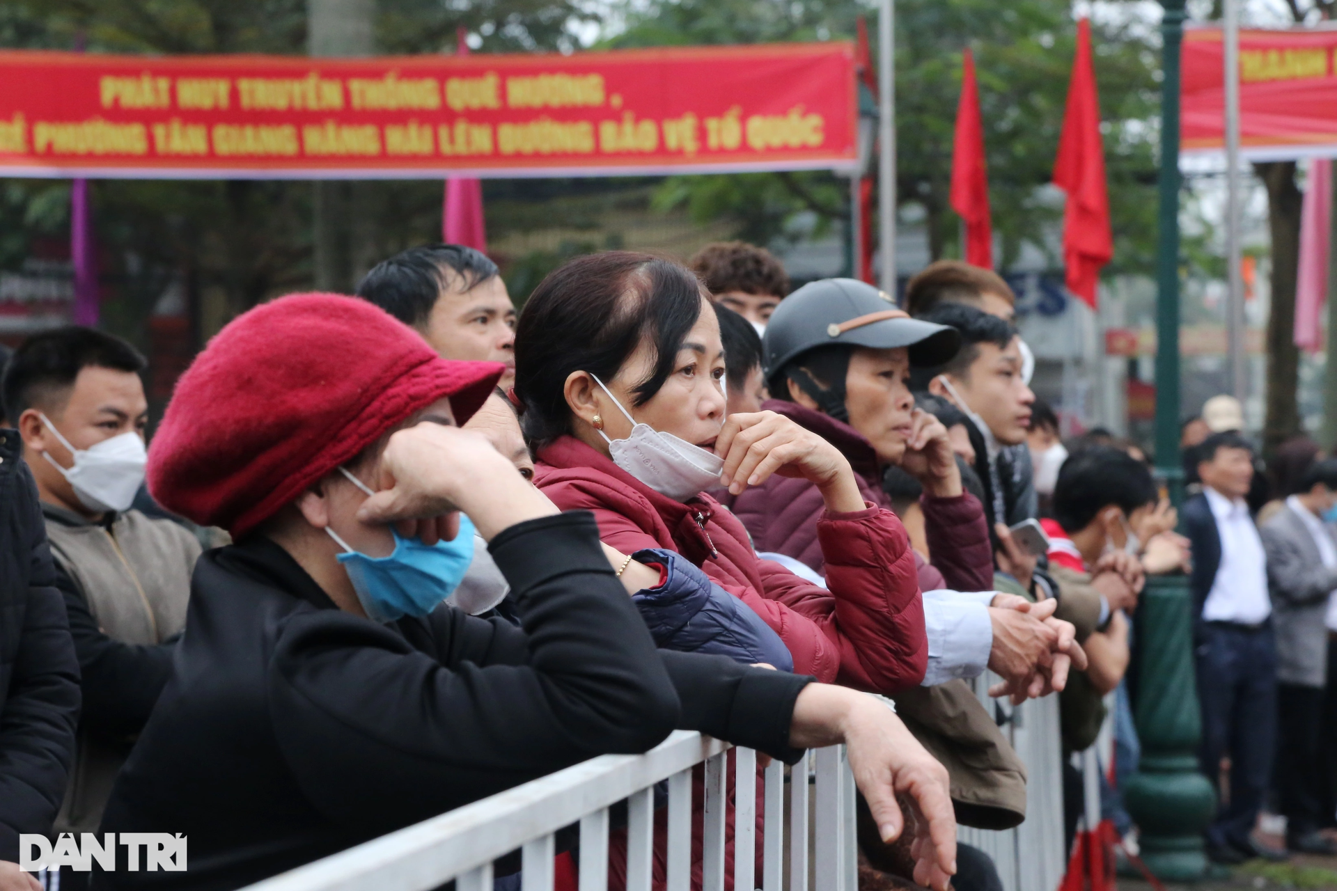 Người thân bịn rịn tiễn các tân binh lên đường nhập ngũ - 3 Người thân bịn rịn tiễn các tân binh lên đường nhập ngũ - 3