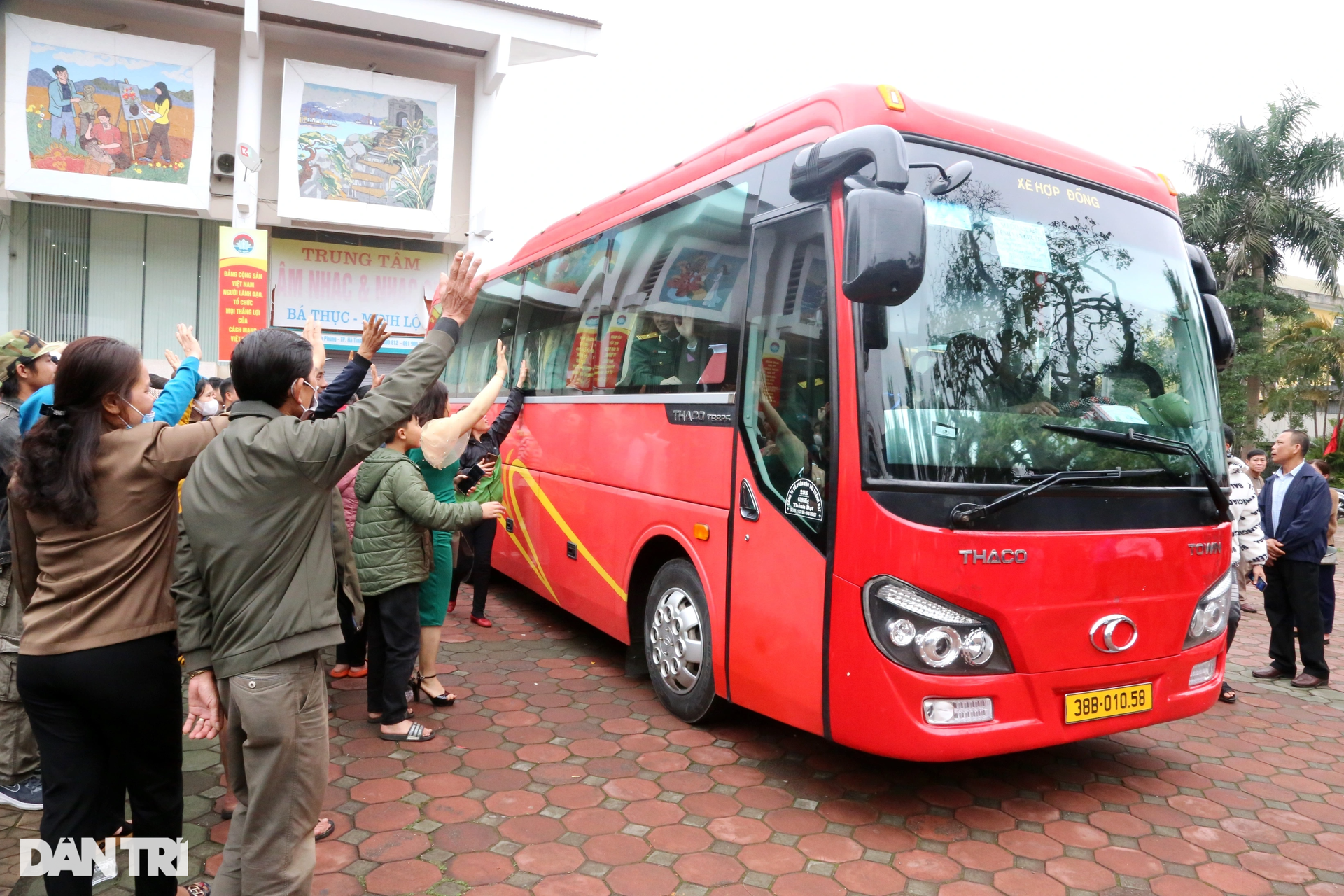 Người thân bịn rịn tiễn các tân binh lên đường nhập ngũ - 9 Người thân bịn rịn tiễn các tân binh lên đường nhập ngũ - 9