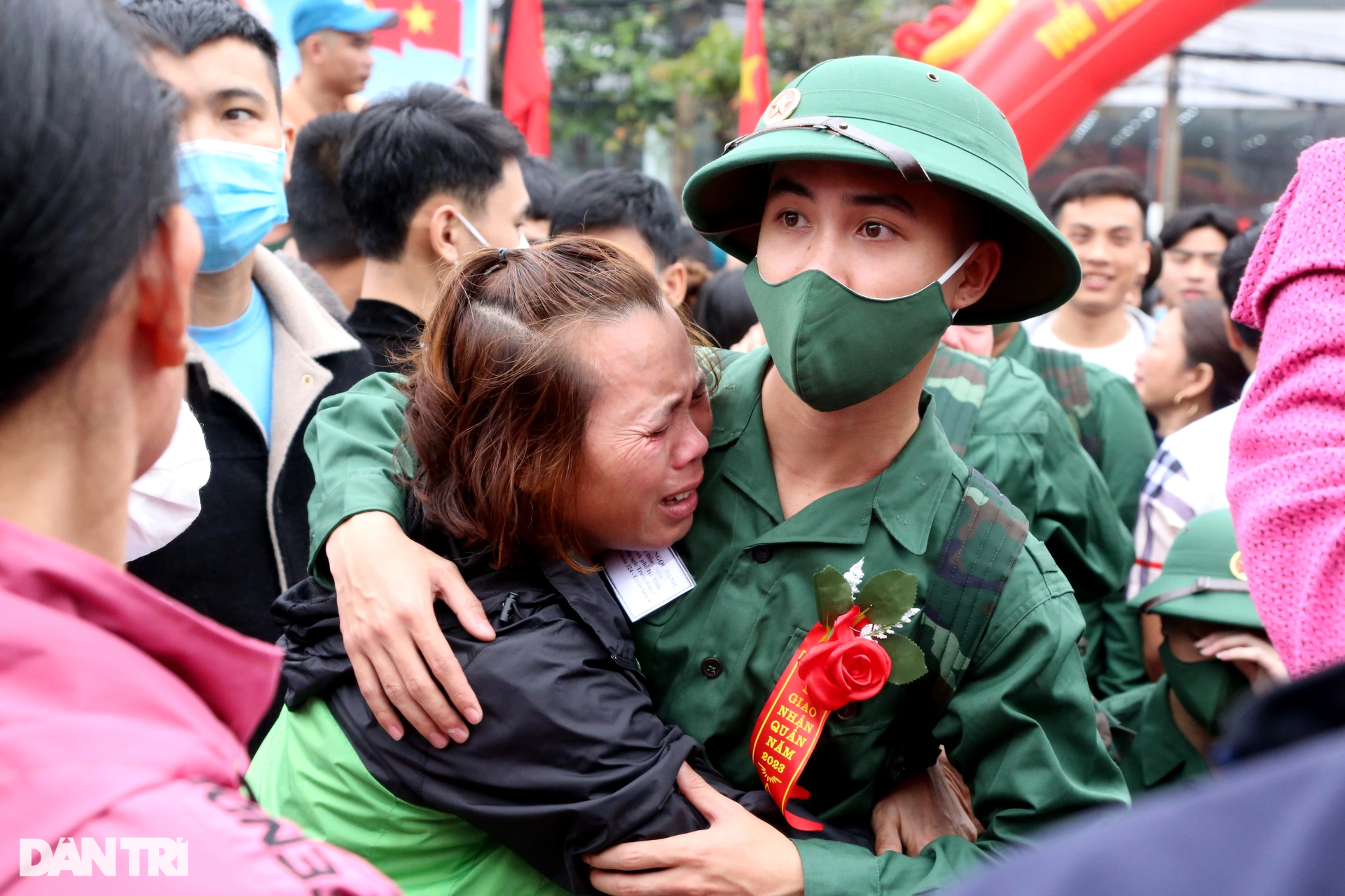 Người thân bịn rịn tiễn các tân binh lên đường nhập ngũ - 5 Người thân bịn rịn tiễn các tân binh lên đường nhập ngũ - 5