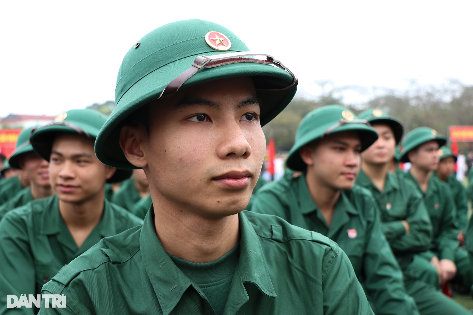 Nụ hôn yêu thương của người lính trẻ dành cho con gái lúc lên đường - 5 Nụ hôn yêu thương của người lính trẻ dành cho con gái lúc lên đường - 5