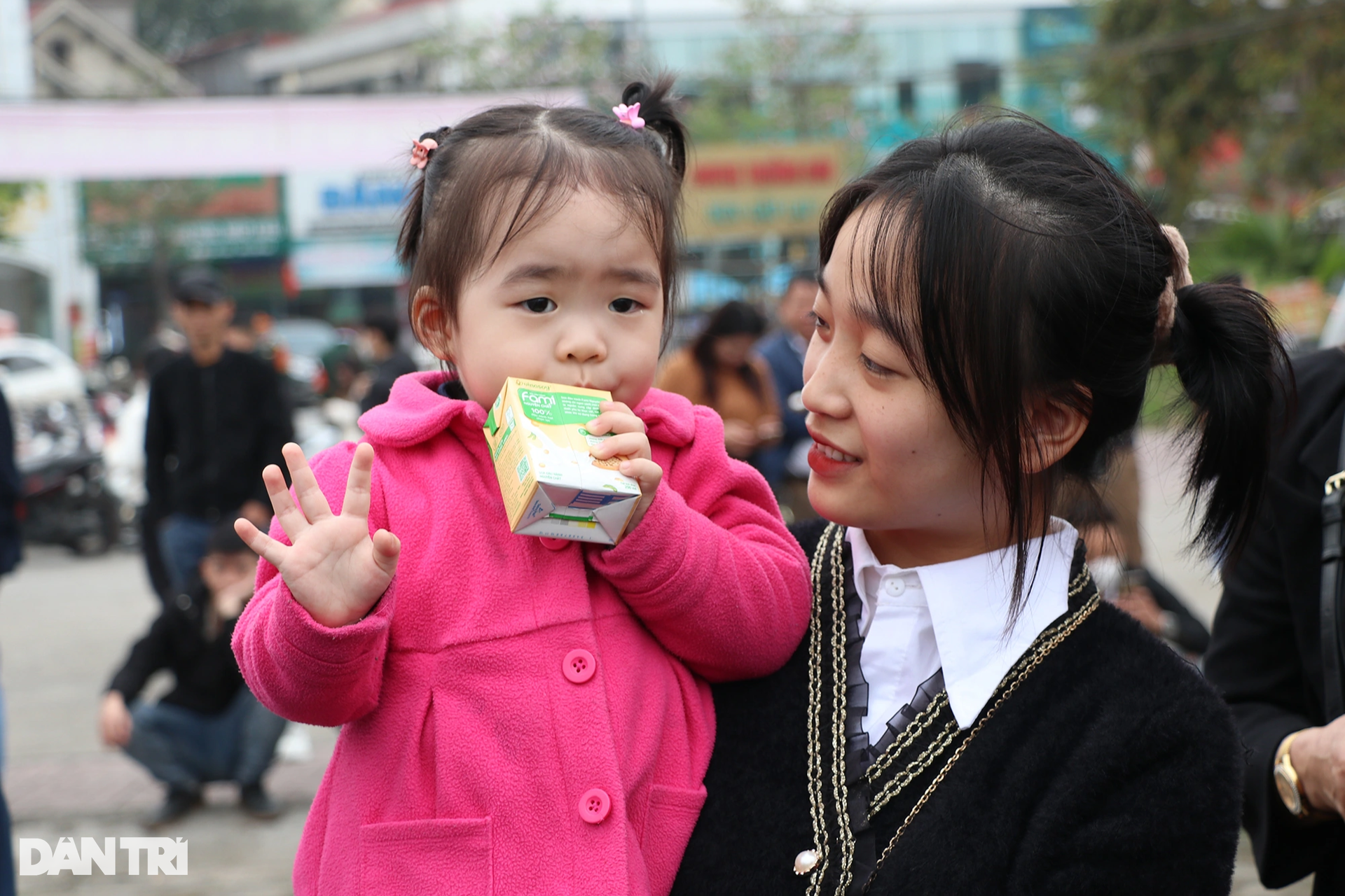 Nụ hôn yêu thương của người lính trẻ dành cho con gái lúc lên đường - 8 Nụ hôn yêu thương của người lính trẻ dành cho con gái lúc lên đường - 8