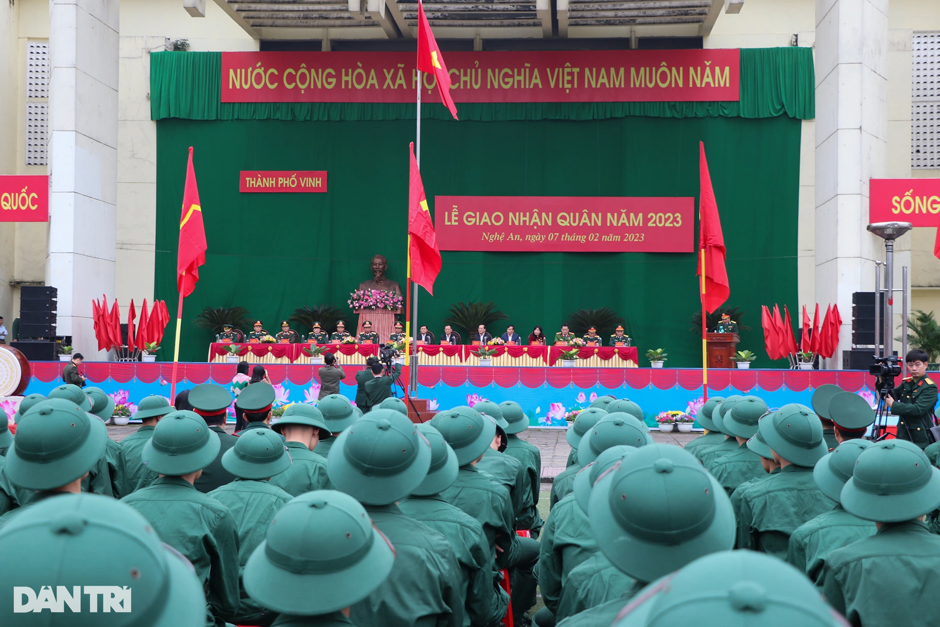 Nụ hôn yêu thương của người lính trẻ dành cho con gái lúc lên đường - 1 Nụ hôn yêu thương của người lính trẻ dành cho con gái lúc lên đường - 1
