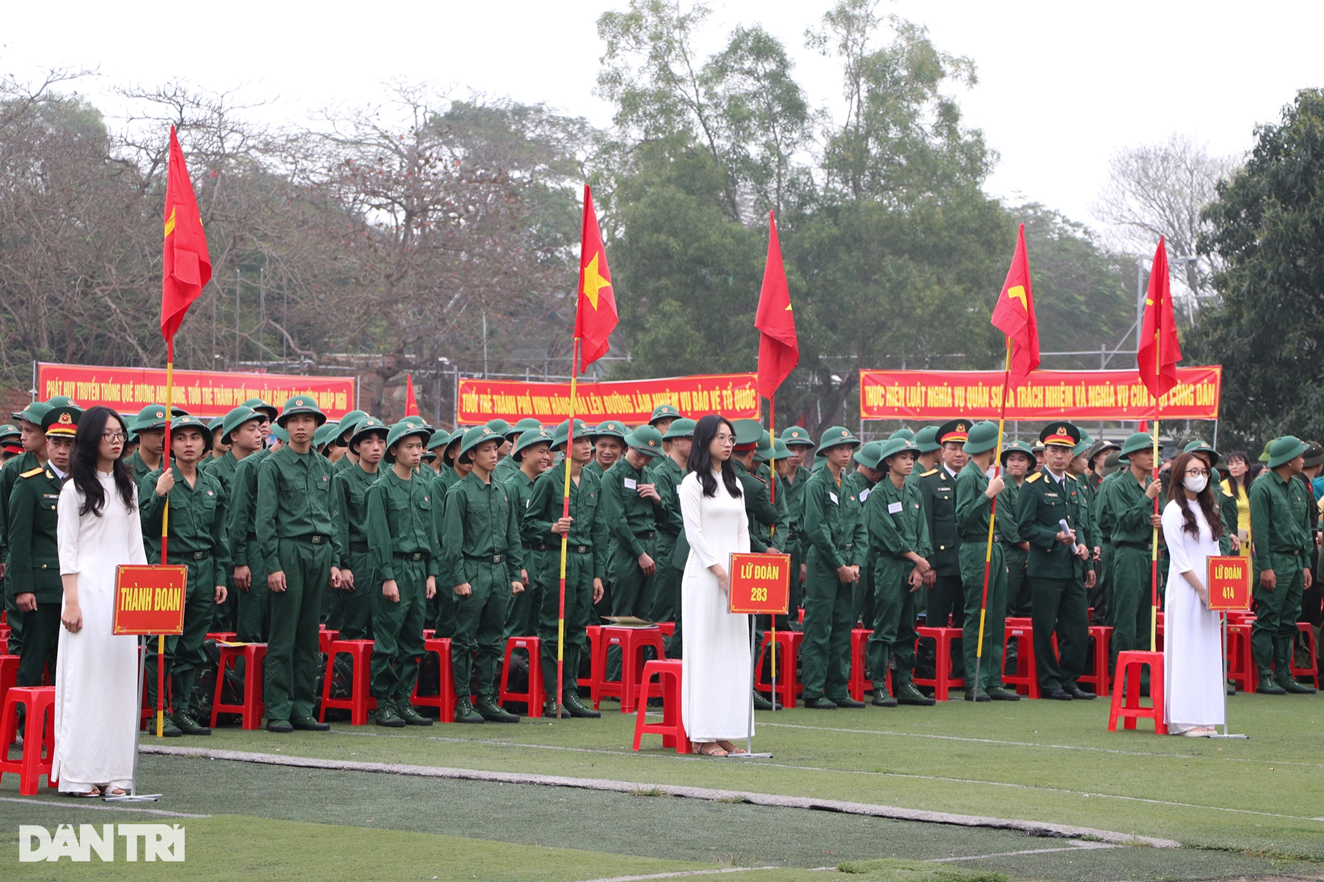Nụ hôn yêu thương của người lính trẻ dành cho con gái lúc lên đường - 2 Nụ hôn yêu thương của người lính trẻ dành cho con gái lúc lên đường - 2