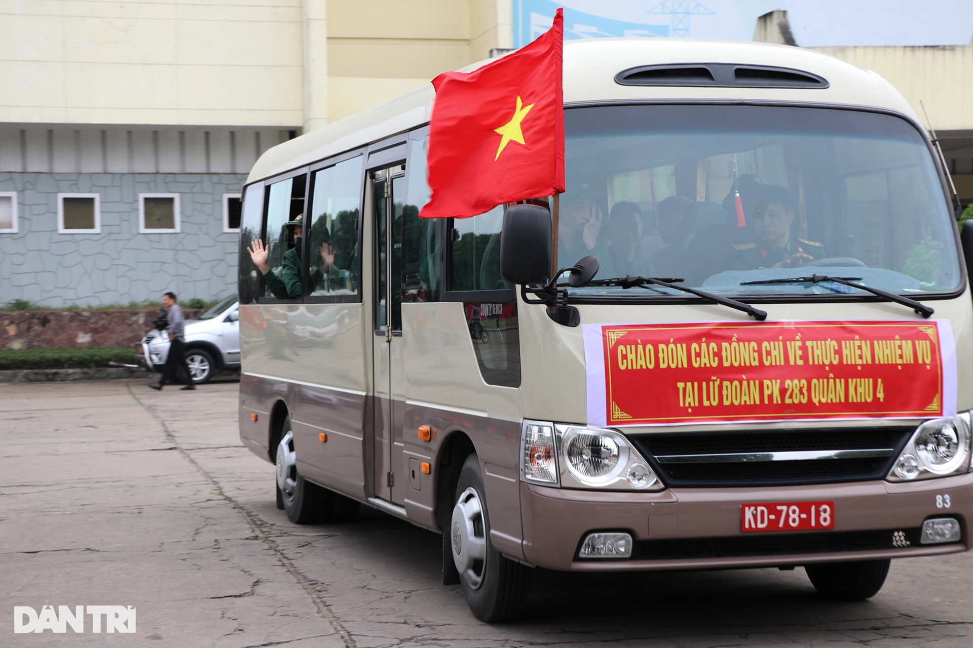 Nụ hôn yêu thương của người lính trẻ dành cho con gái lúc lên đường - 13 Nụ hôn yêu thương của người lính trẻ dành cho con gái lúc lên đường - 13
