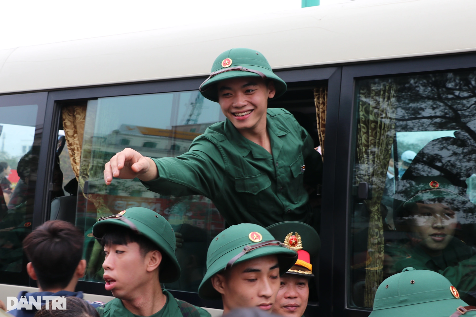 Nụ hôn yêu thương của người lính trẻ dành cho con gái lúc lên đường - 12 Nụ hôn yêu thương của người lính trẻ dành cho con gái lúc lên đường - 12