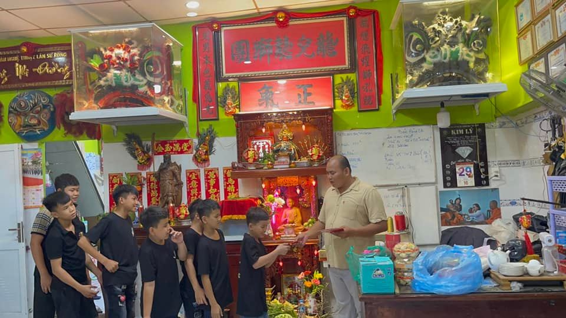 Chàng trai làm ba của hơn 200 đứa trẻ bụi đời - 13 Chàng trai làm ba của hơn 200 đứa trẻ bụi đời - 13