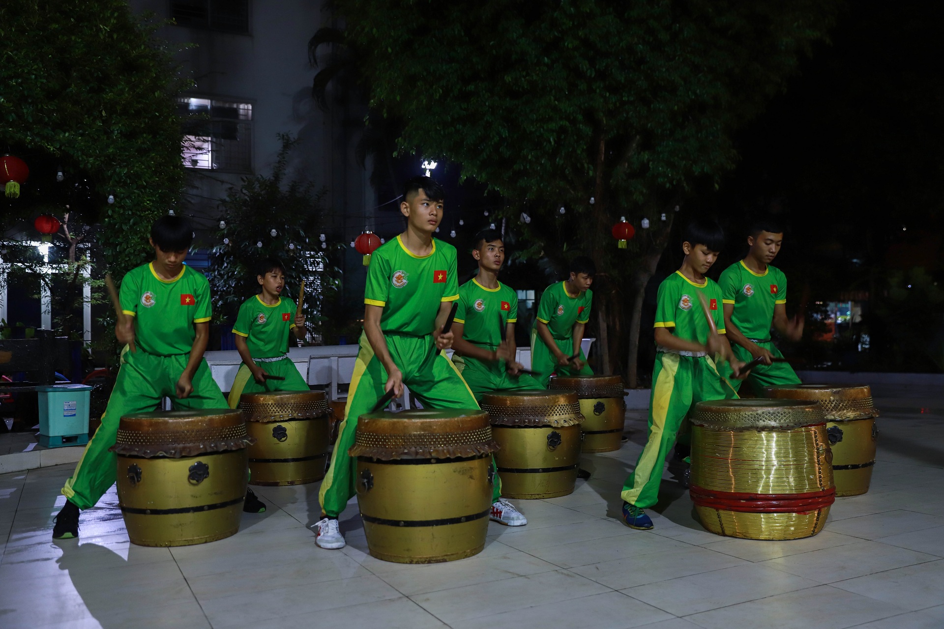 Chàng trai làm ba của hơn 200 đứa trẻ bụi đời - 1 Chàng trai làm ba của hơn 200 đứa trẻ bụi đời - 1