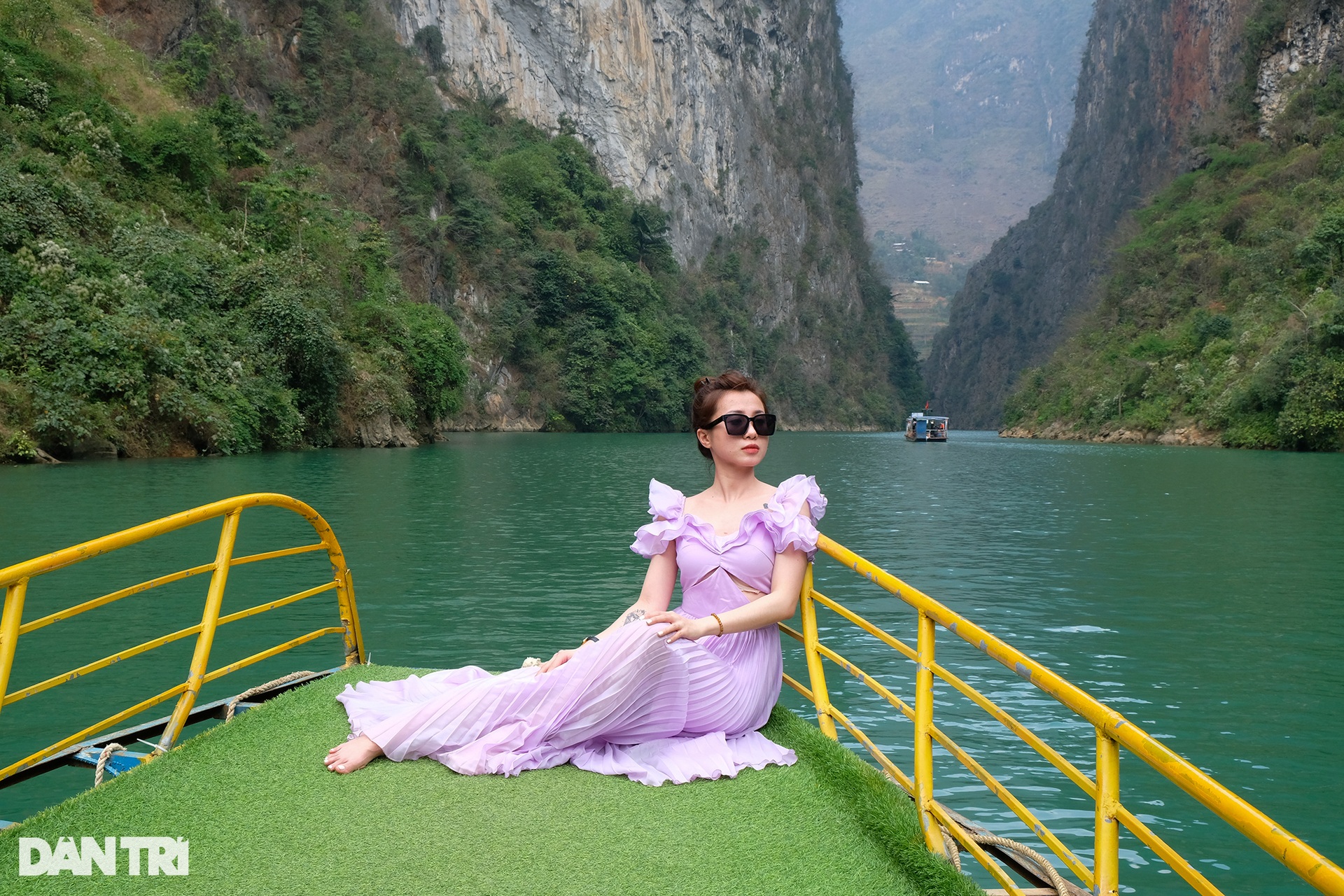 Busy tourists sailing across the deepest canyon in Southeast Asia in Ha Giang - 6